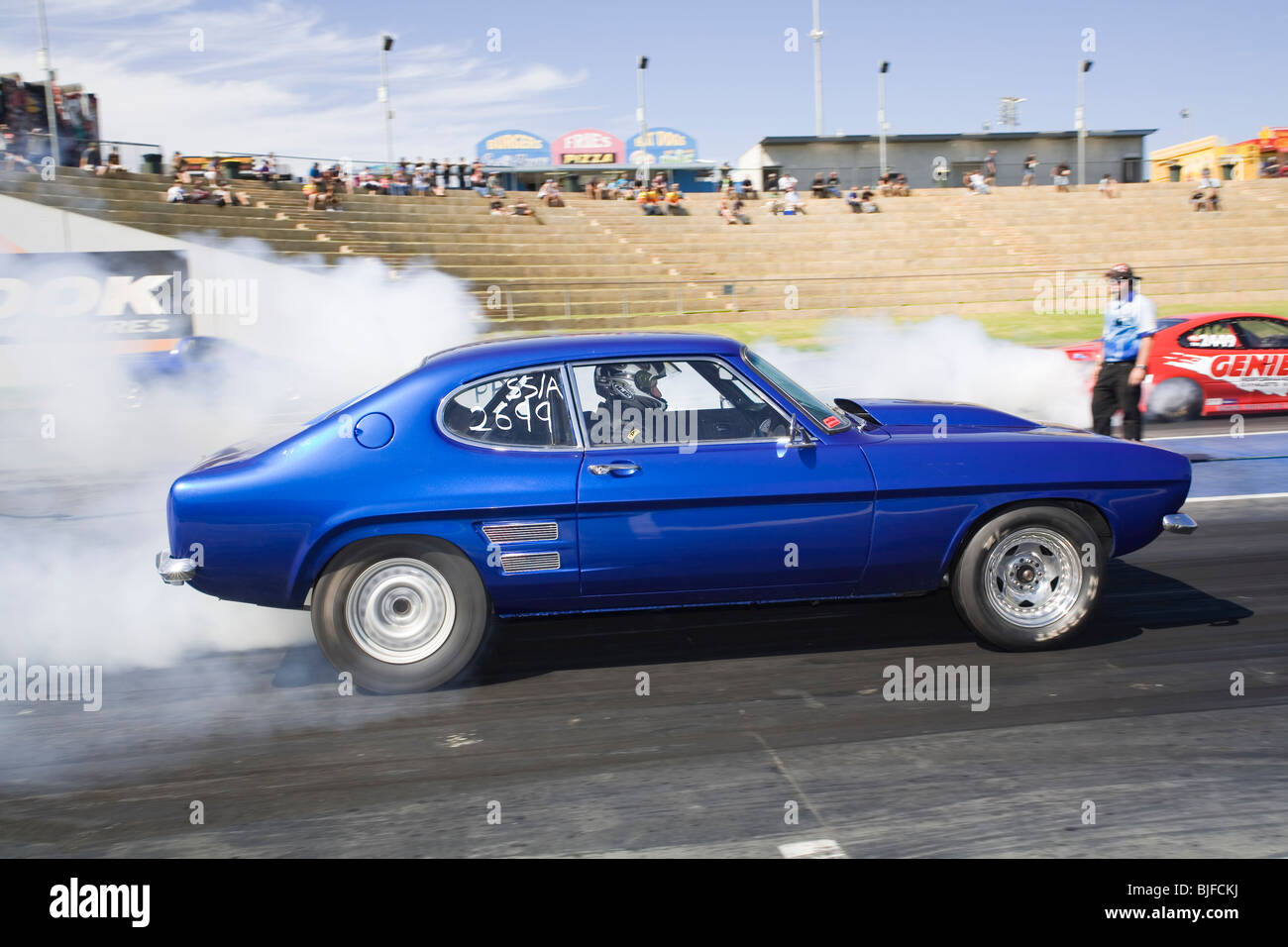 Ford Capri drag racing car eseguendo un pneumatico di fumare burnout a Perth Motorplex drag racing venue in Australia Occidentale Foto Stock