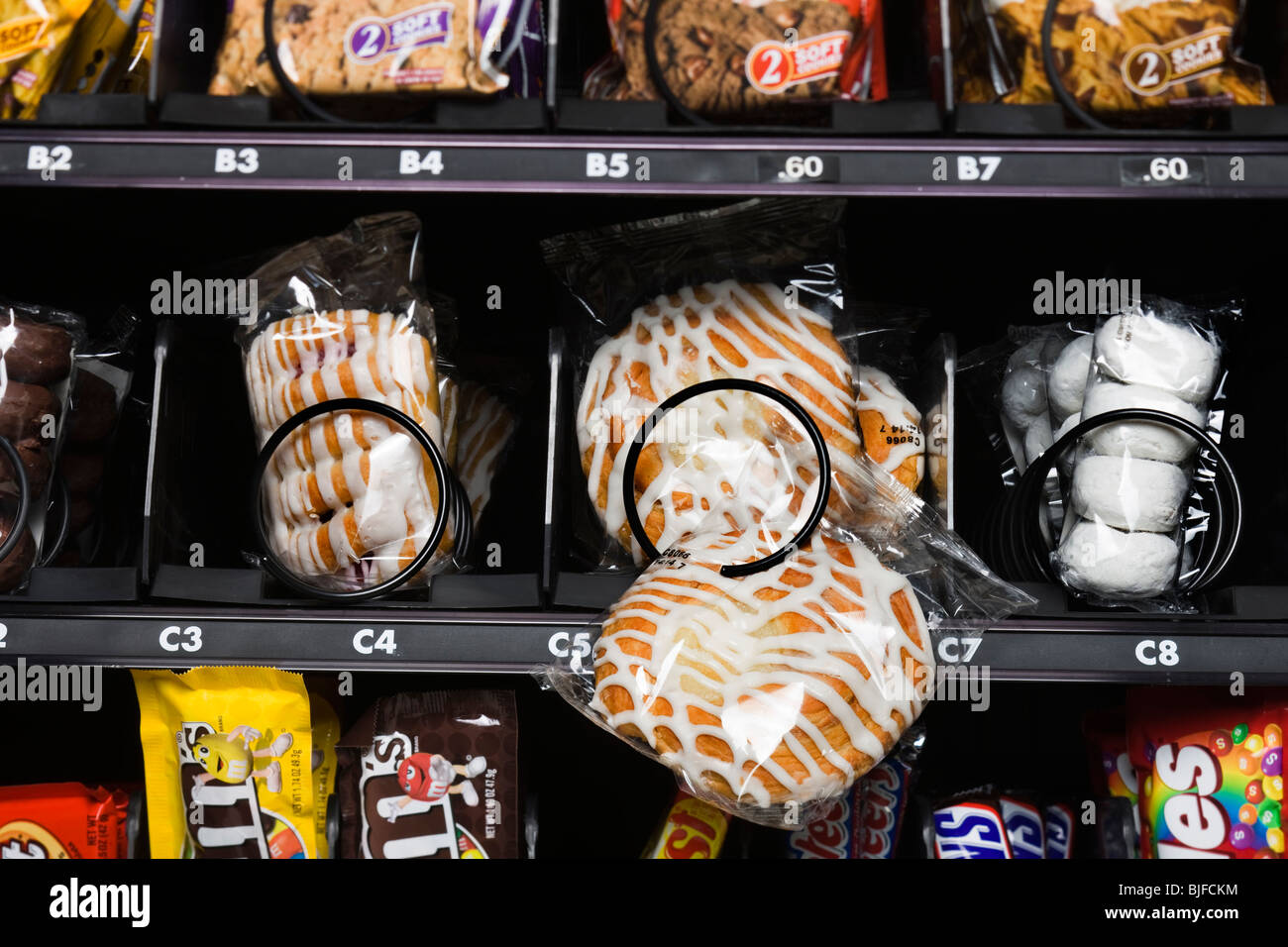 Danish appesa in un distributore automatico Foto Stock