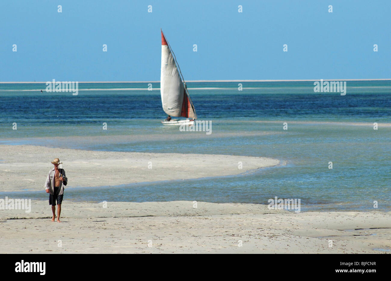 Vilankulo Beach, guardando fuori attraverso le acque turchesi verso le isole dell'Arcipelago di Bazaruto. Vilankulo, Mozambico. Foto Stock