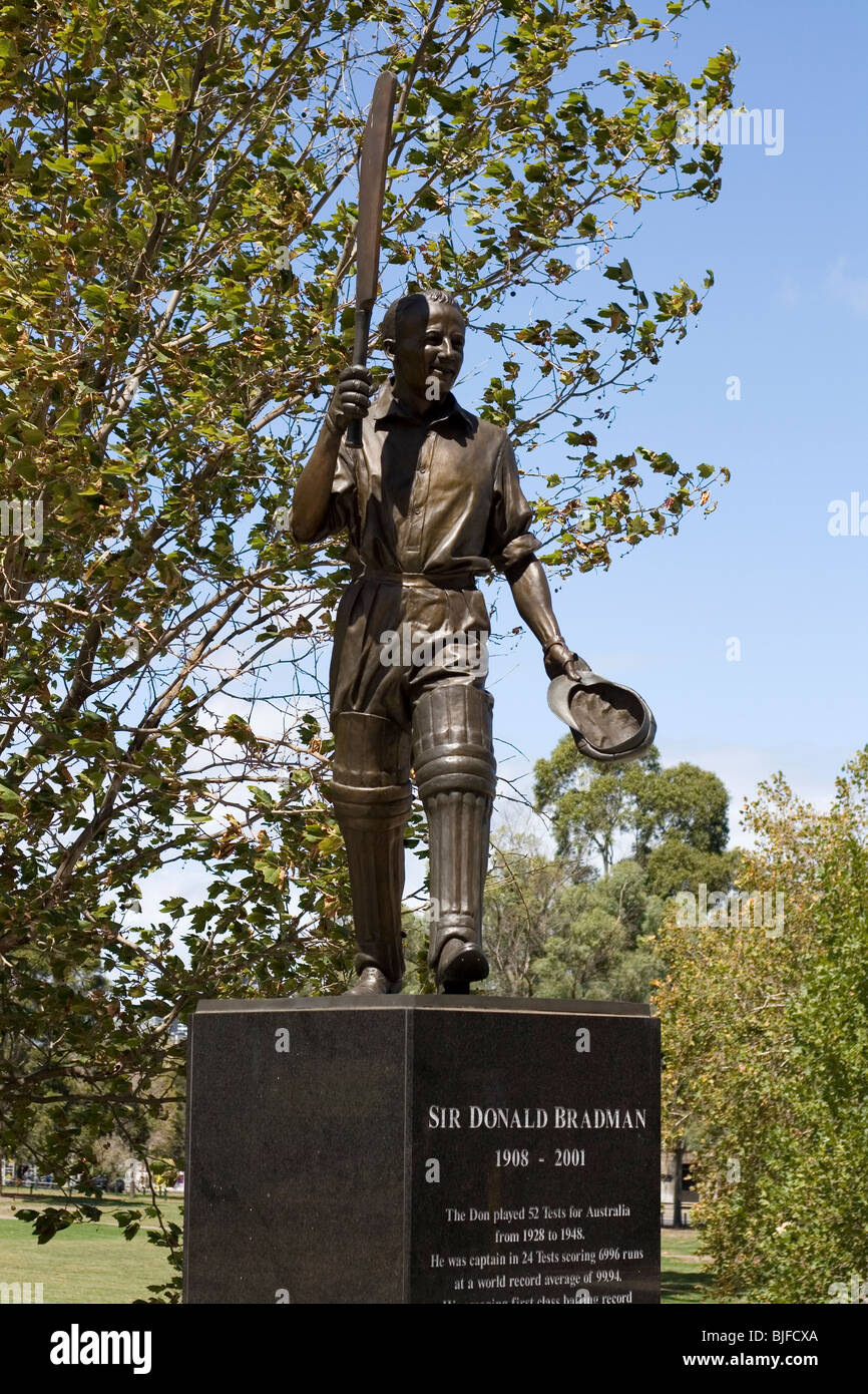 Statua in bronzo al di fuori del MCG a Melbourne. Foto Stock