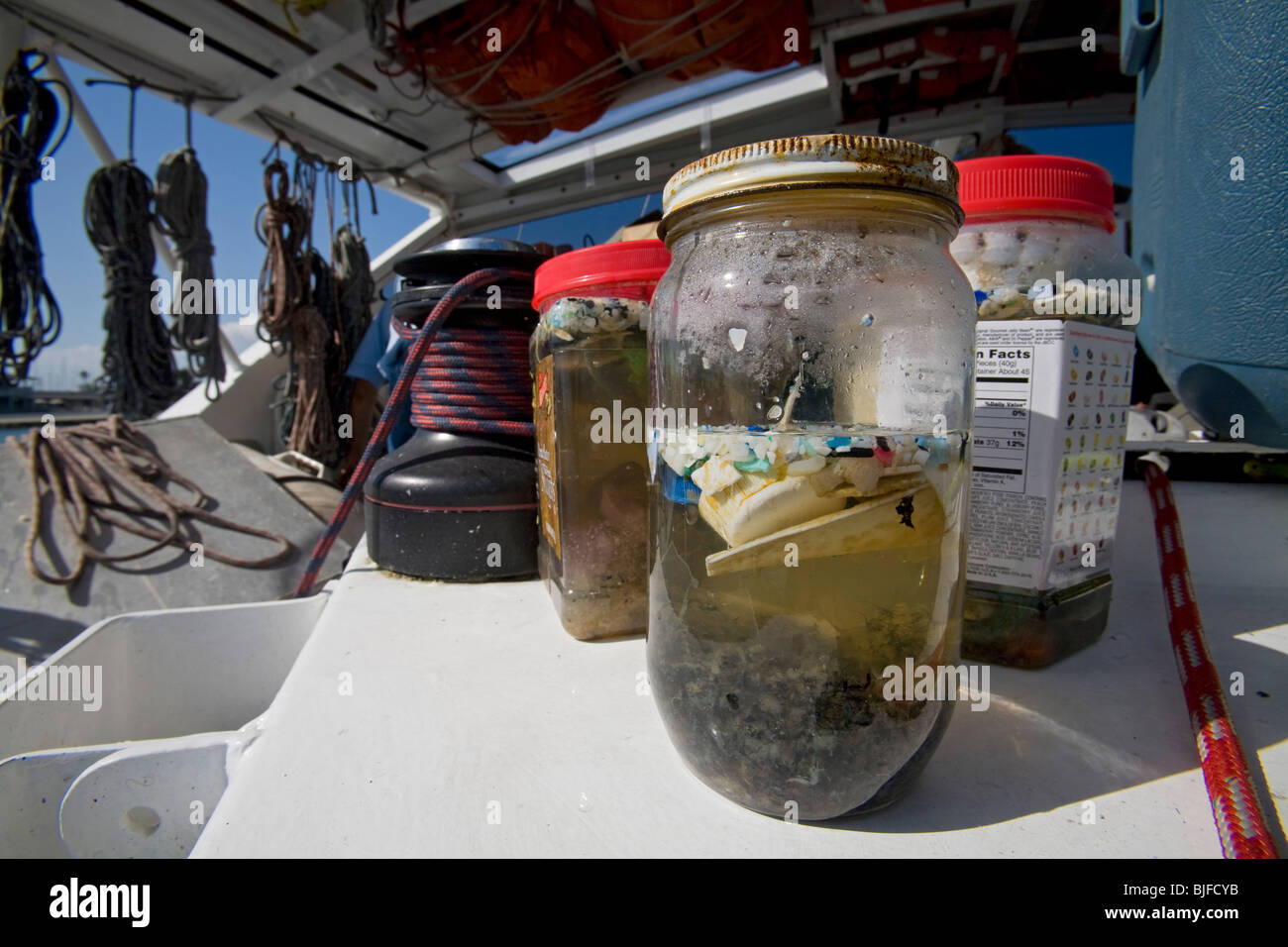 Plastica vasi di campioni prelevati da reti da traino dal "grande Pacific garbage patch'. Long Beach, California, Stati Uniti d'America Foto Stock