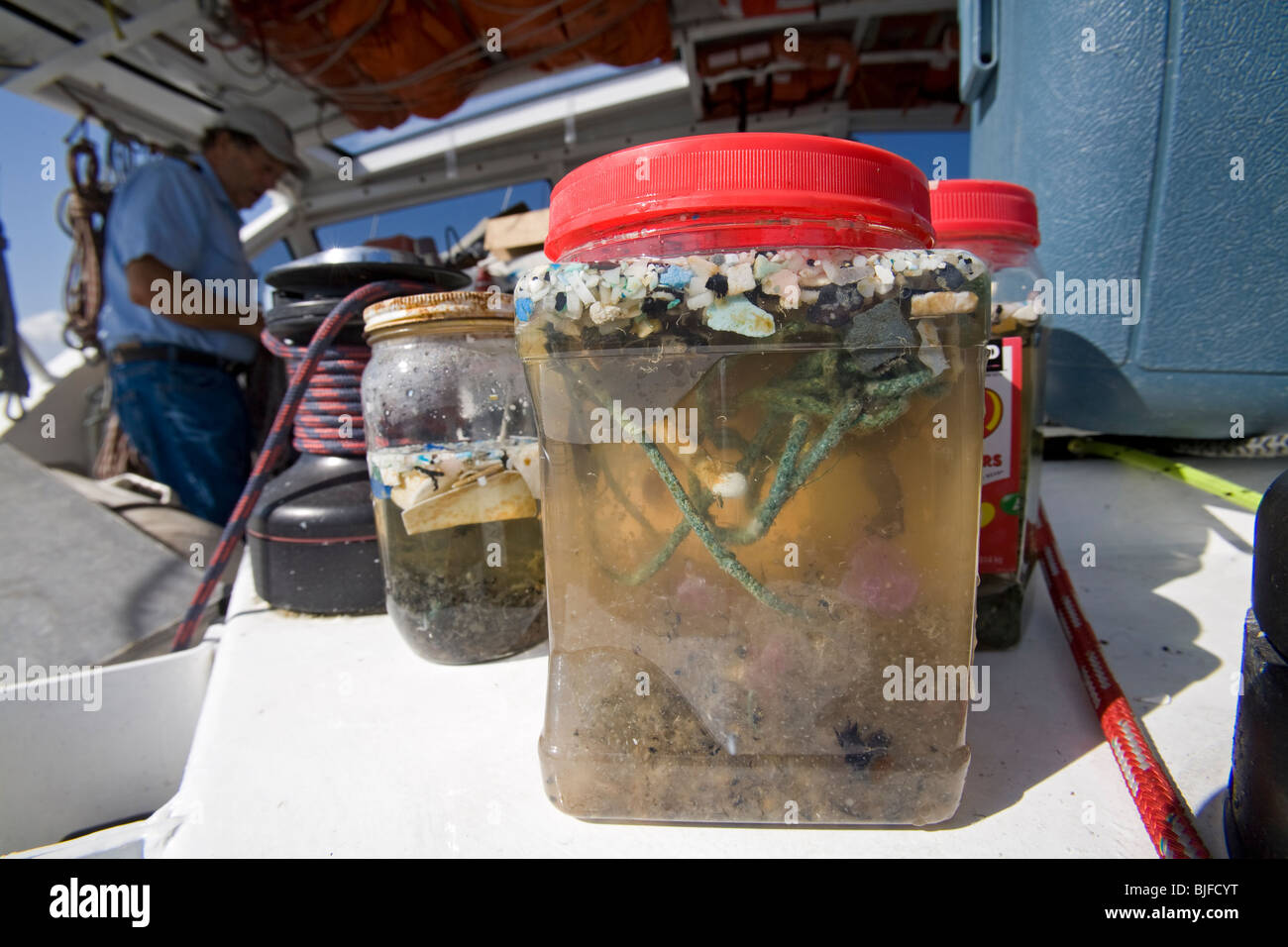 Plastica vasi di campioni prelevati da reti da traino dal "grande Pacific garbage patch'. Long Beach, California, Stati Uniti d'America Foto Stock