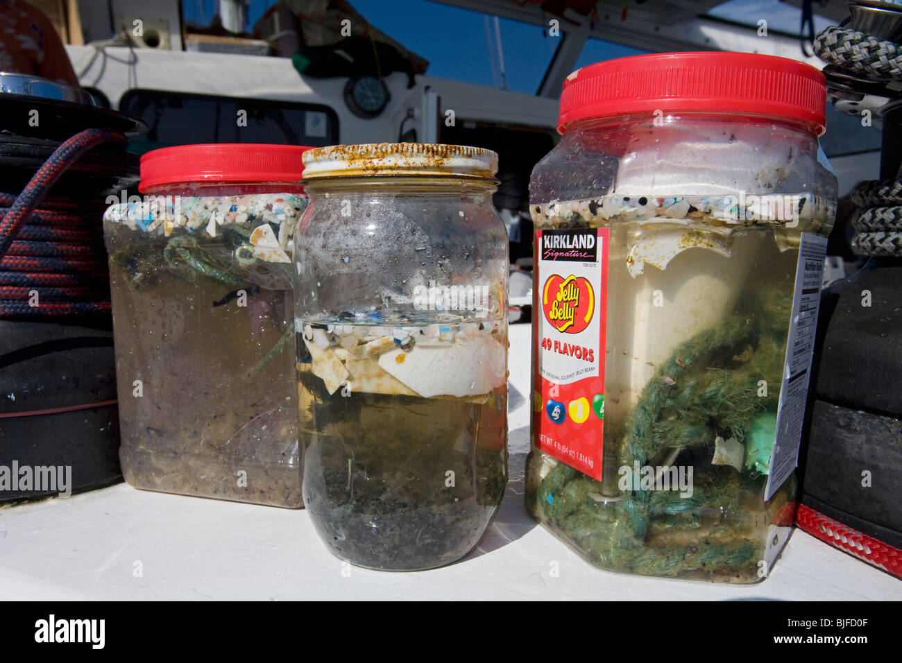 Plastica vasi di campioni prelevati da reti da traino dal "grande Pacific garbage patch'. Long Beach, California, Stati Uniti d'America Foto Stock