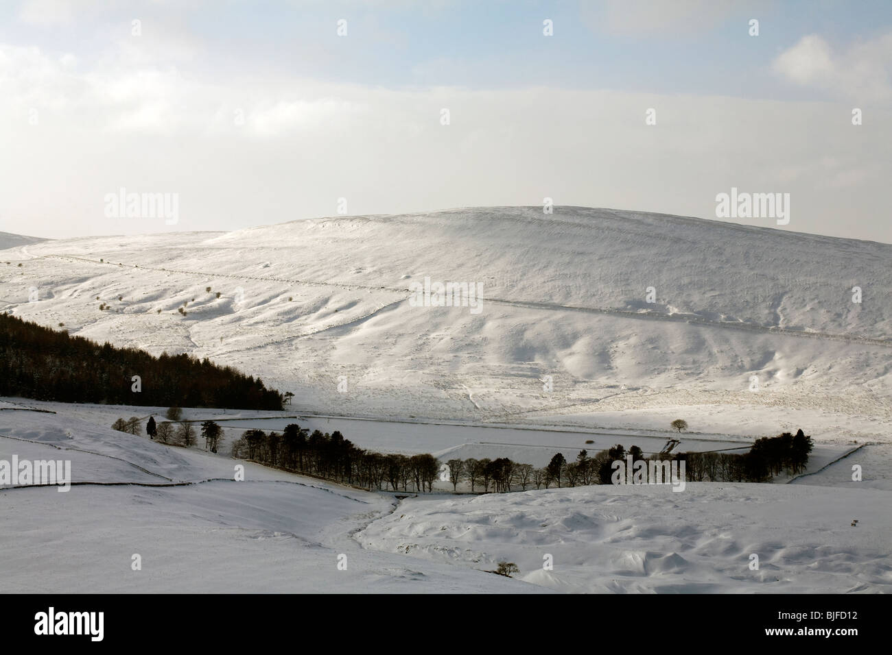 Vista invernale da Buxton Country Park verso il bordo Ax Moor Derbyshire Inghilterra Foto Stock