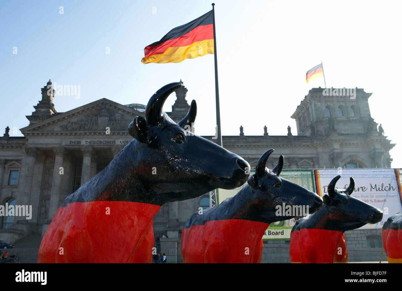 Modelli di vita-size vacche poste dal latte Europeo Consiglio di fronte al Reichstag di Berlino, Germania Foto Stock