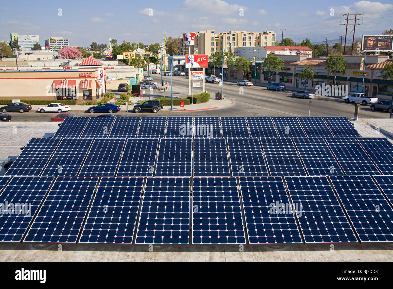 Array solare sul tetto della Firestone Store, North Hollywood Los Angeles, California, Stati Uniti d'America Foto Stock