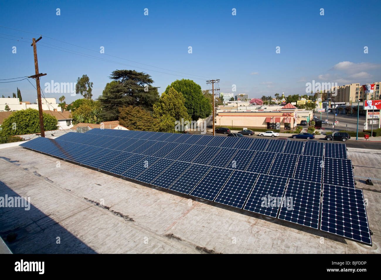 Array solare sul tetto della Firestone Store, North Hollywood Los Angeles, California, Stati Uniti d'America Foto Stock