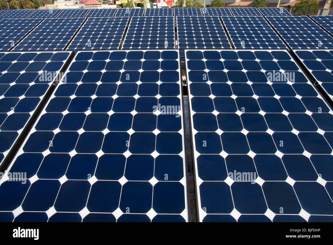 Array solare sul tetto del magazzino, North Hollywood Los Angeles, California, Stati Uniti d'America Foto Stock