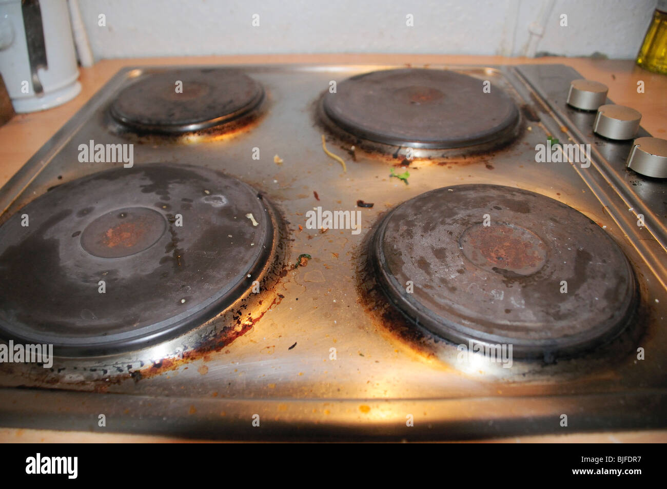 Close up di sporco in acciaio inox piano di cottura della cucina Foto Stock