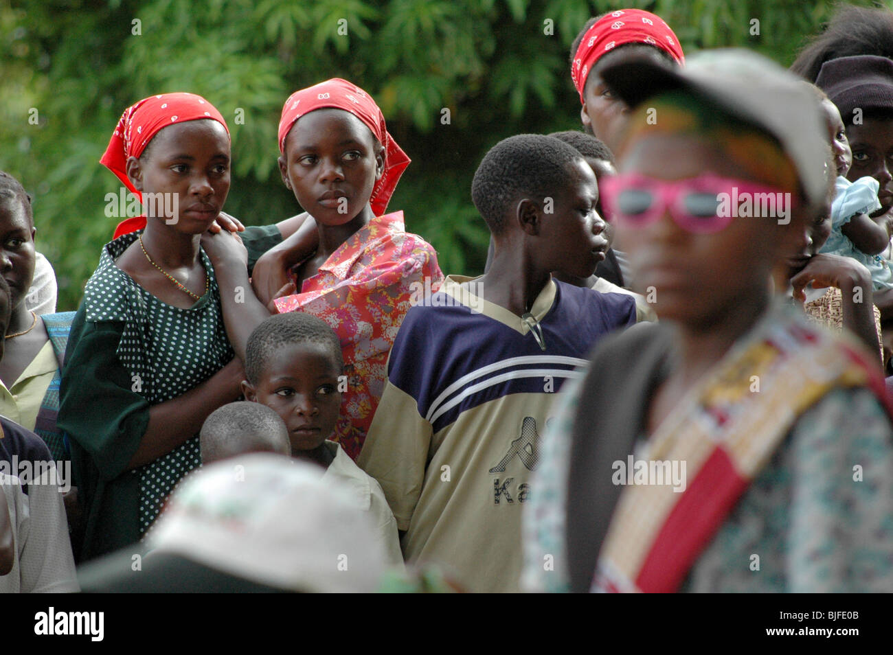 I ballerini di intrattenere in un villaggio locale spettacolo di danza vicino a Nkhata Bay sulla riva del lago. Il lago Malawi Malawi, Africa del Sud, Africa. Foto Stock