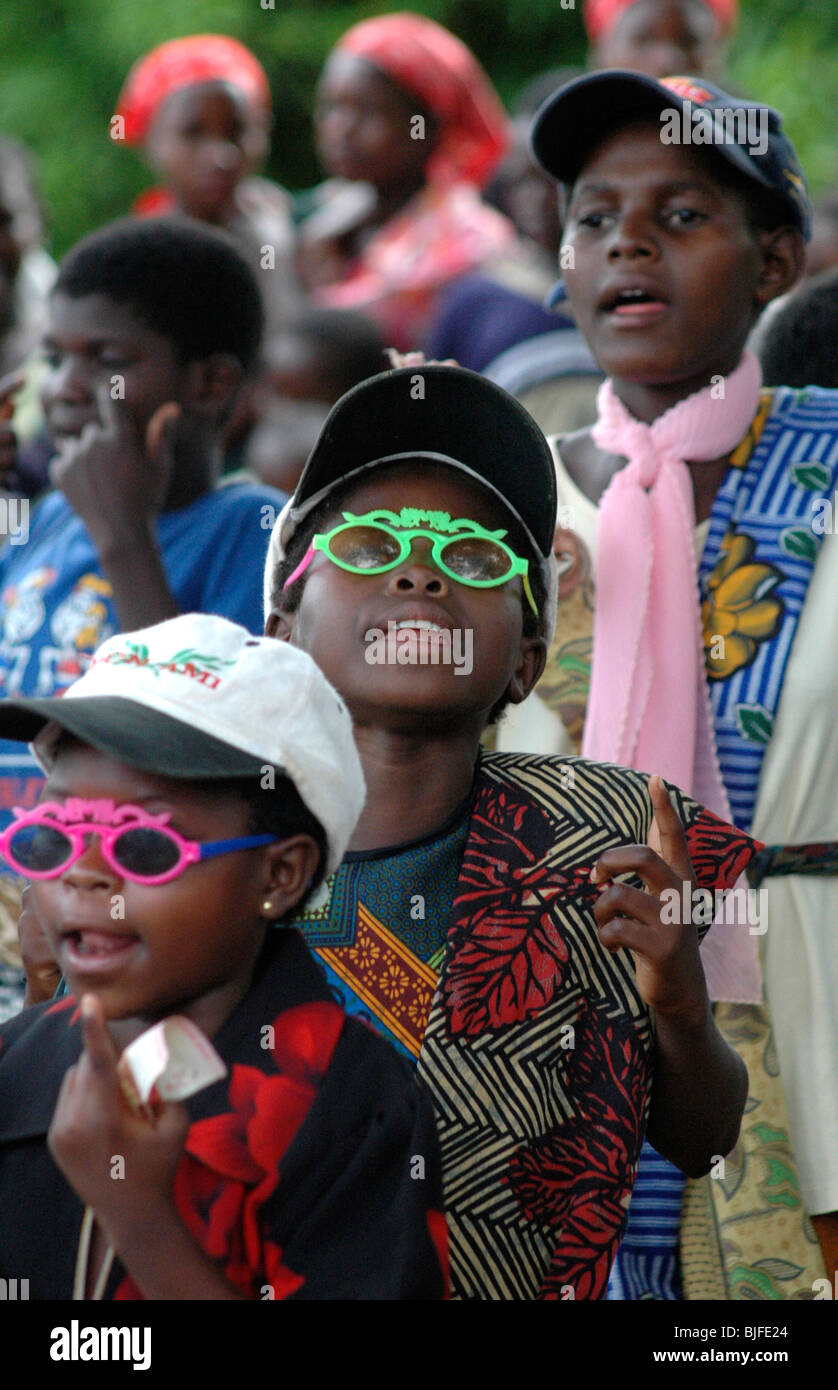I ballerini di intrattenere in un villaggio locale spettacolo di danza vicino a Nkhata Bay sulla riva del lago. Il lago Malawi Malawi, Africa del Sud, Africa. Foto Stock