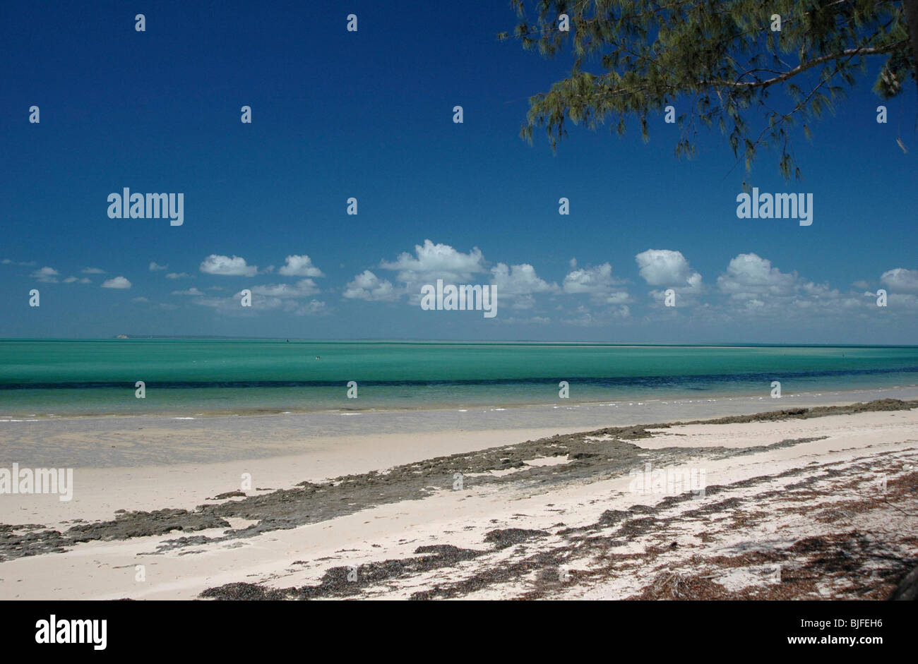 Vilankulo Beach, guardando fuori attraverso le acque turchesi verso le isole dell'Arcipelago di Bazaruto. Vilankulo, Mozambico. Foto Stock