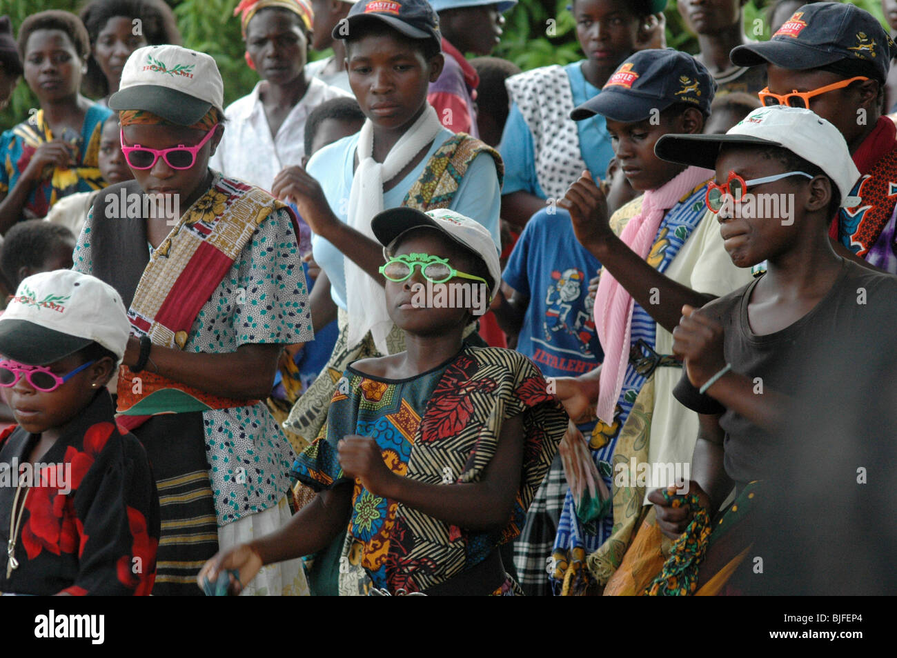 I ballerini di intrattenere in un villaggio locale spettacolo di danza vicino a Nkhata Bay sulla riva del lago. Il lago Malawi Malawi, Africa del Sud, Africa. Foto Stock