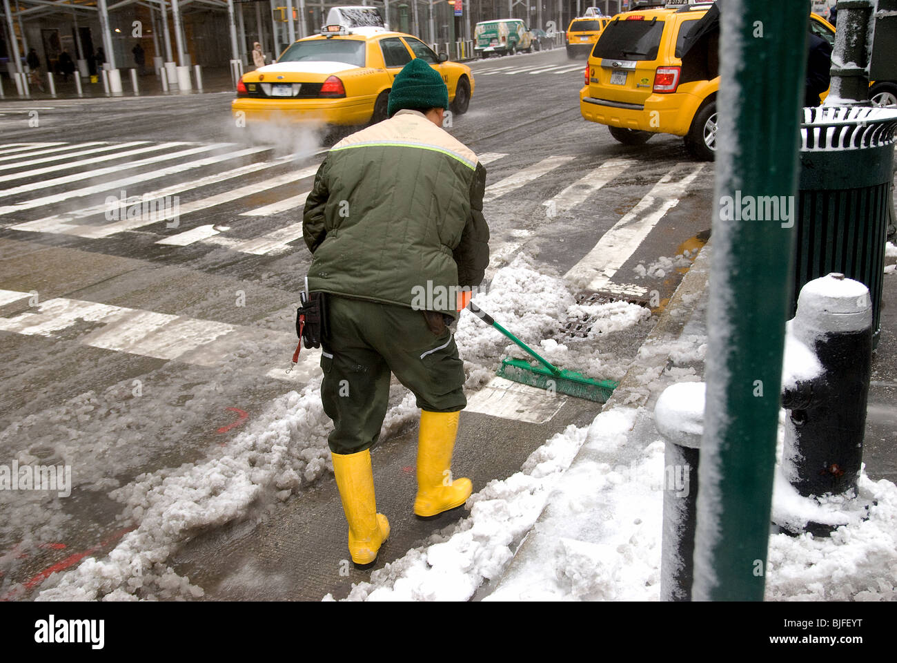 Lavoratore pubblico spalare la neve, la città di New York, Times Square, Febbraio 2010 Foto Stock