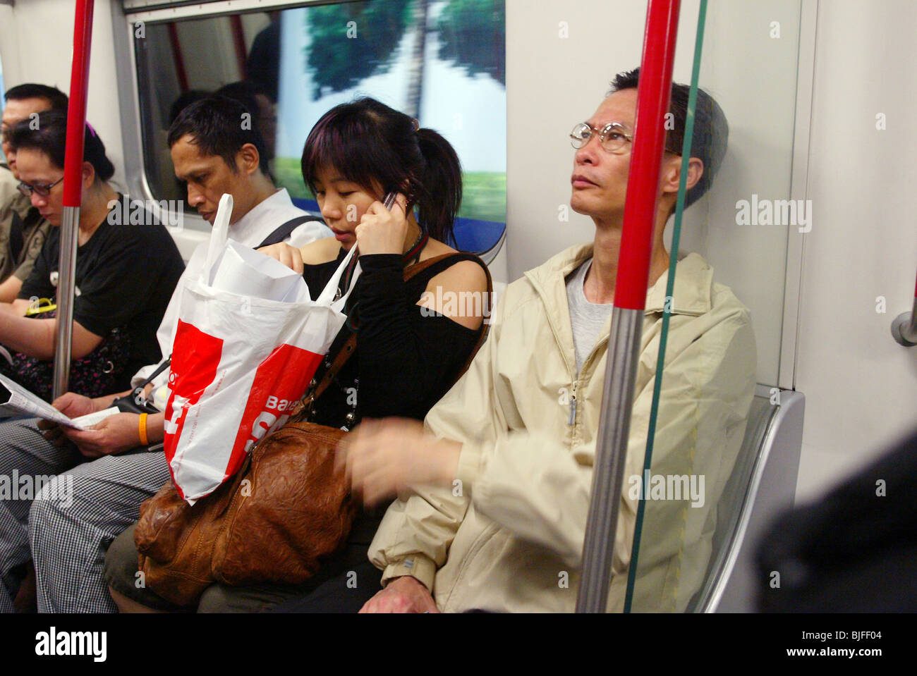 La gente in una metropolitana, Hong Kong, Cina Foto Stock