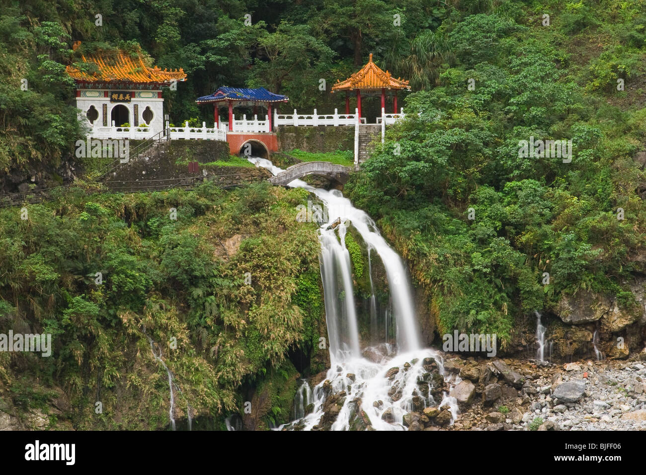 Cascata Changshun Tzu acqua tempio, Taroko Gorge National Park, Taiwan Foto Stock