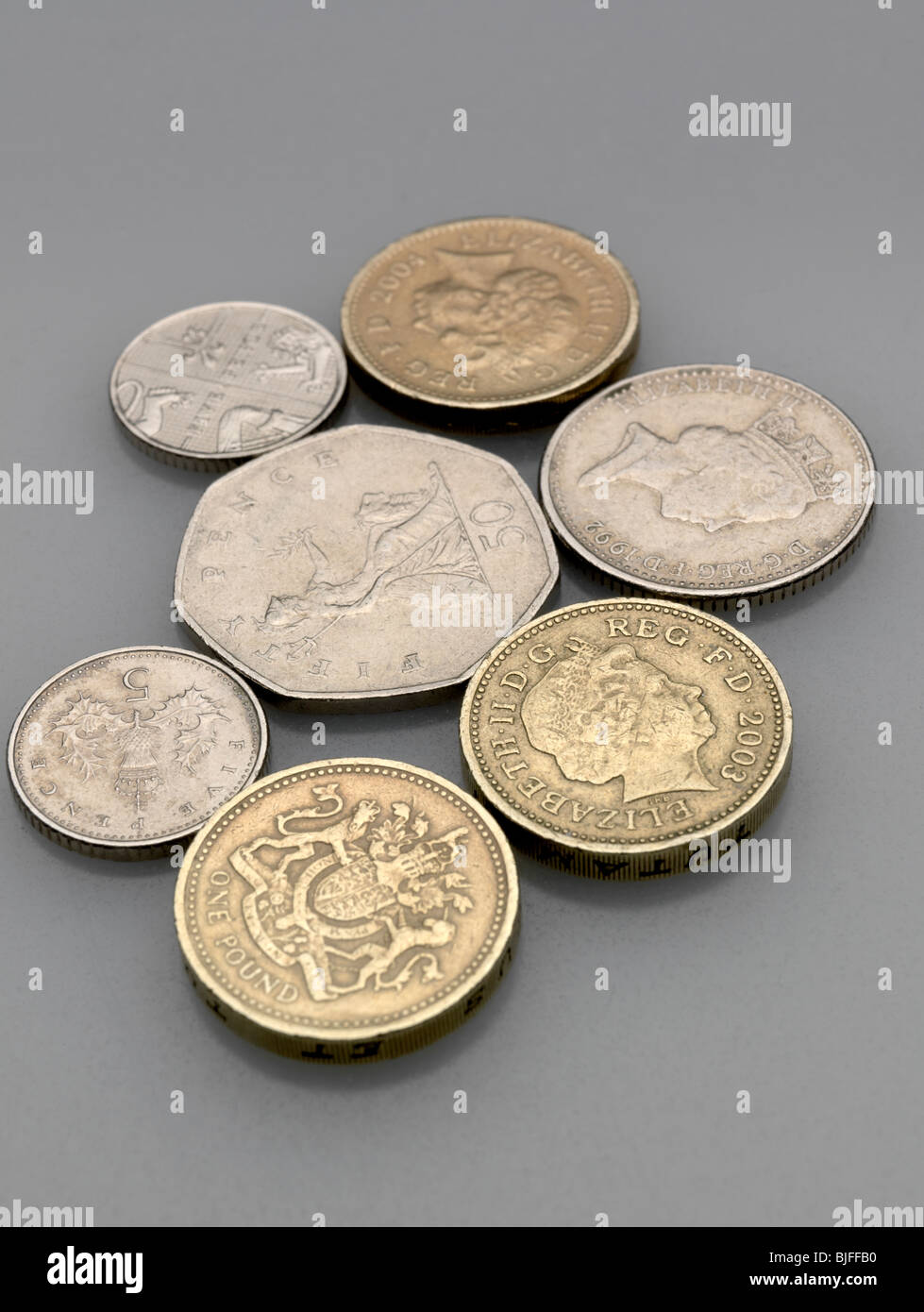 Monete in inglese pound cinque pence dieci pence cinquanta pence Foto Stock