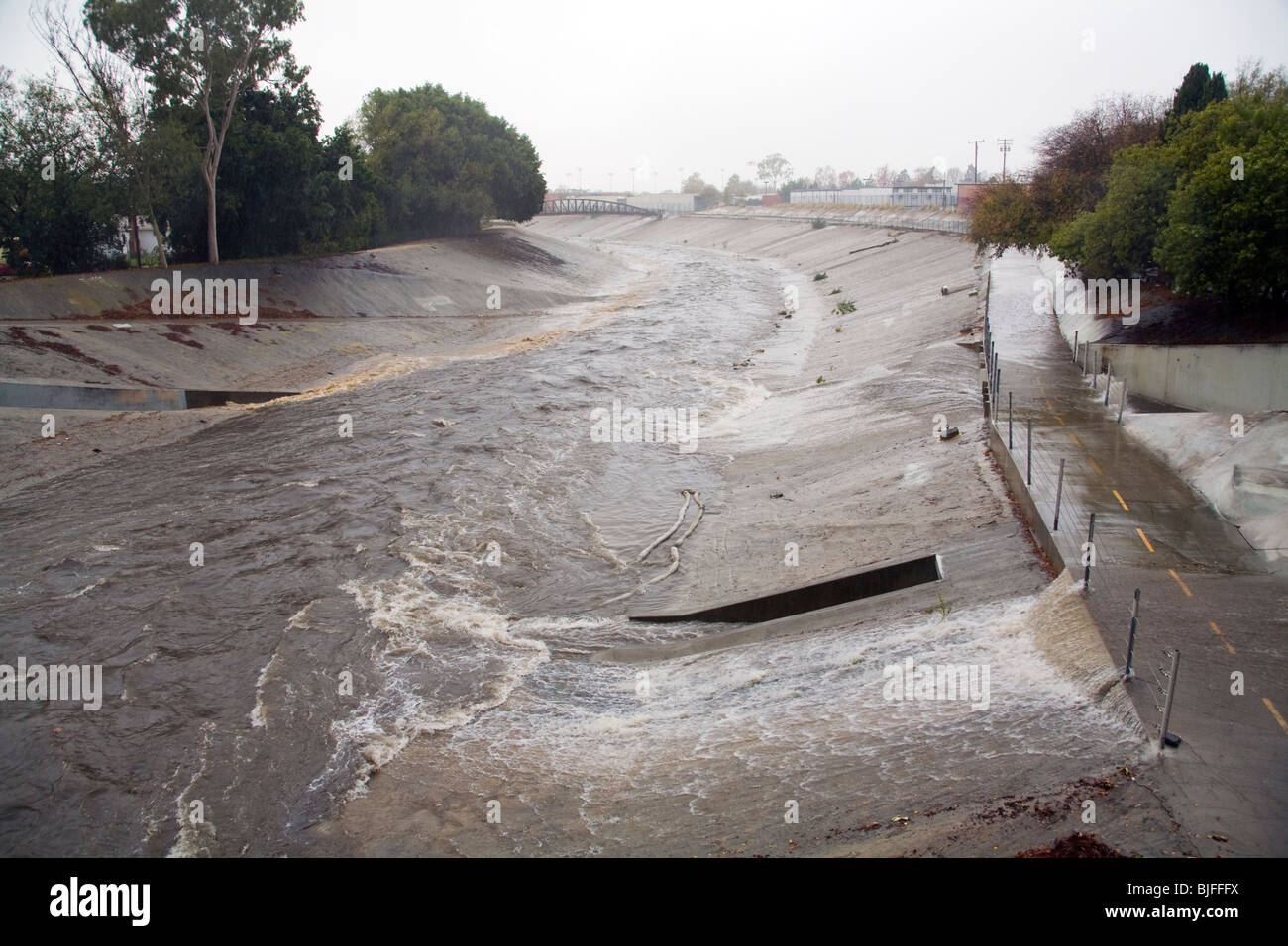Acqua di pioggia si svuota dai tubi di tempesta in Ballona Creek, a nove chilometri di vie navigabili che drena la Los Angeles bacino. Culver City Foto Stock