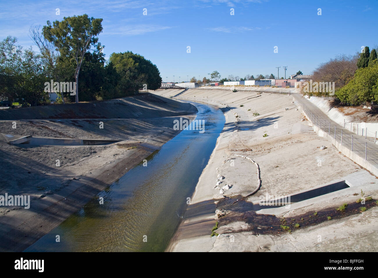 Ballona Creek è 9 a 9 miglio lungo la protezione dalle inondazioni canale che drena il Los Angeles bacino. , Los Angeles, California, Stati Uniti d'America Foto Stock