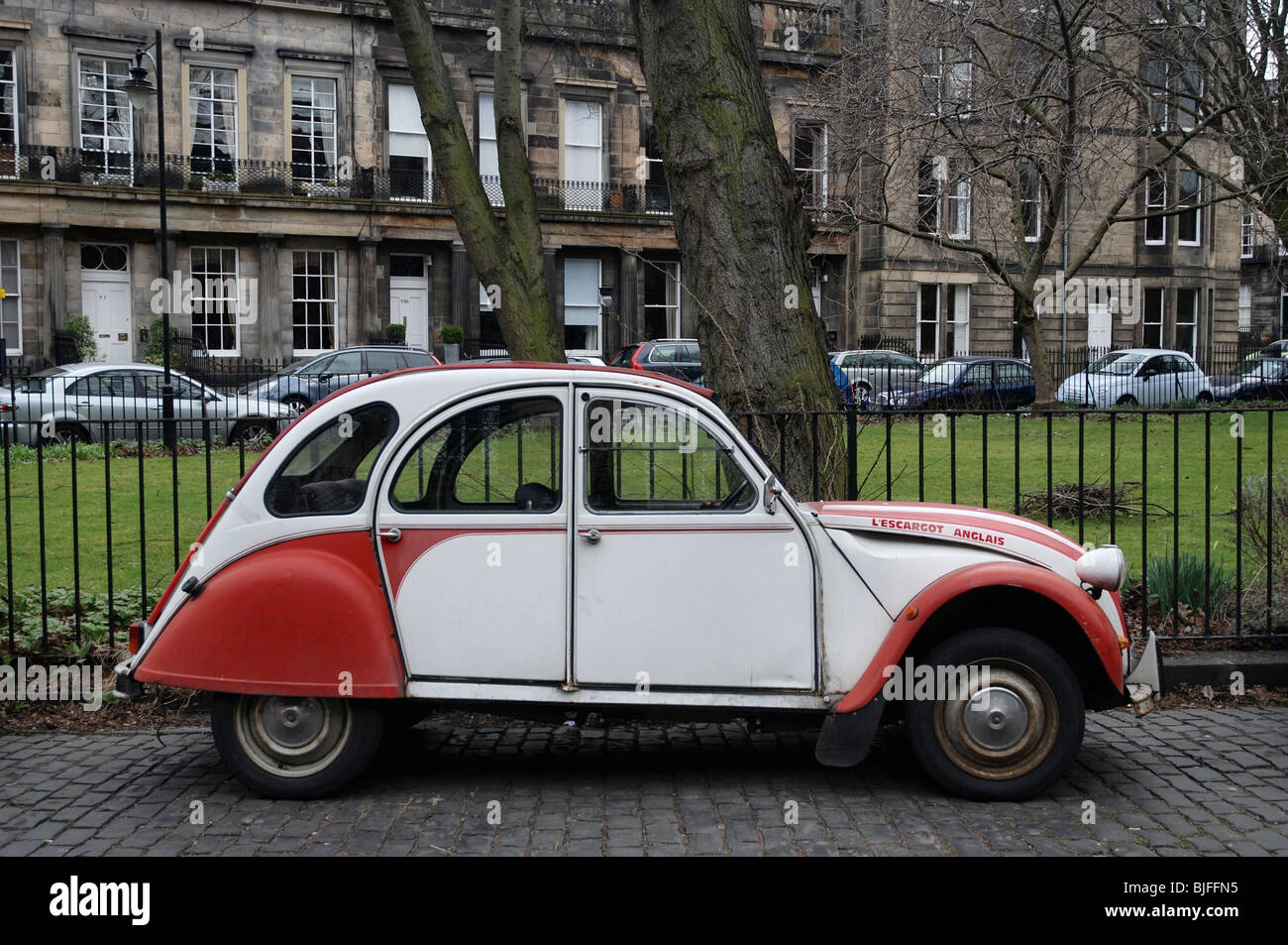 Citroen 2CV recanti la scritta 'l'escargot Anglais' parcheggiato nella zona nuova di Edinburgo. Foto Stock