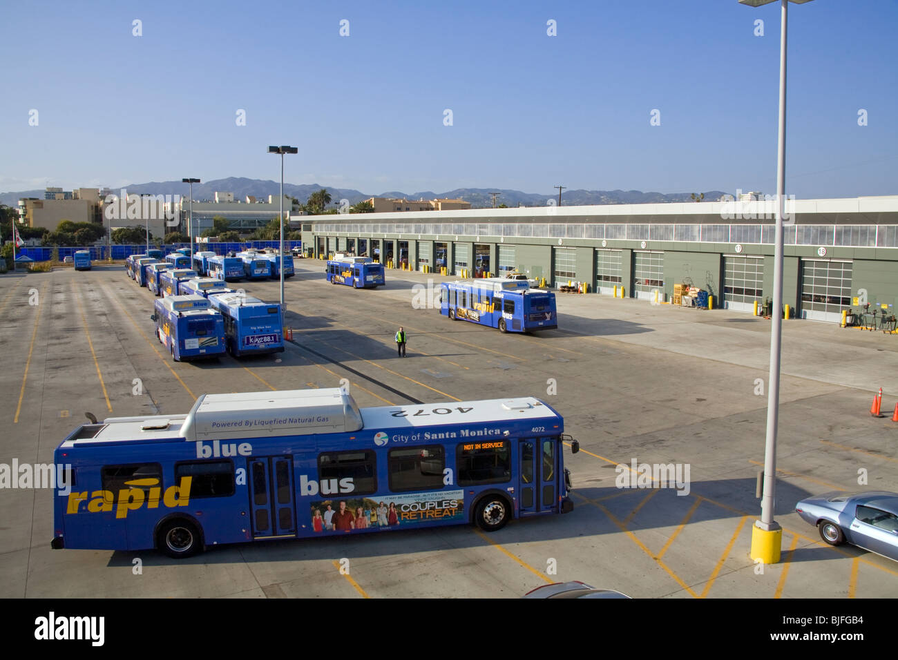 Big Blue Bus Terminal autobus alimentati a gas naturale liquefatto (GNL). Santa Monica, Los Angeles, California, Stati Uniti d'America Foto Stock