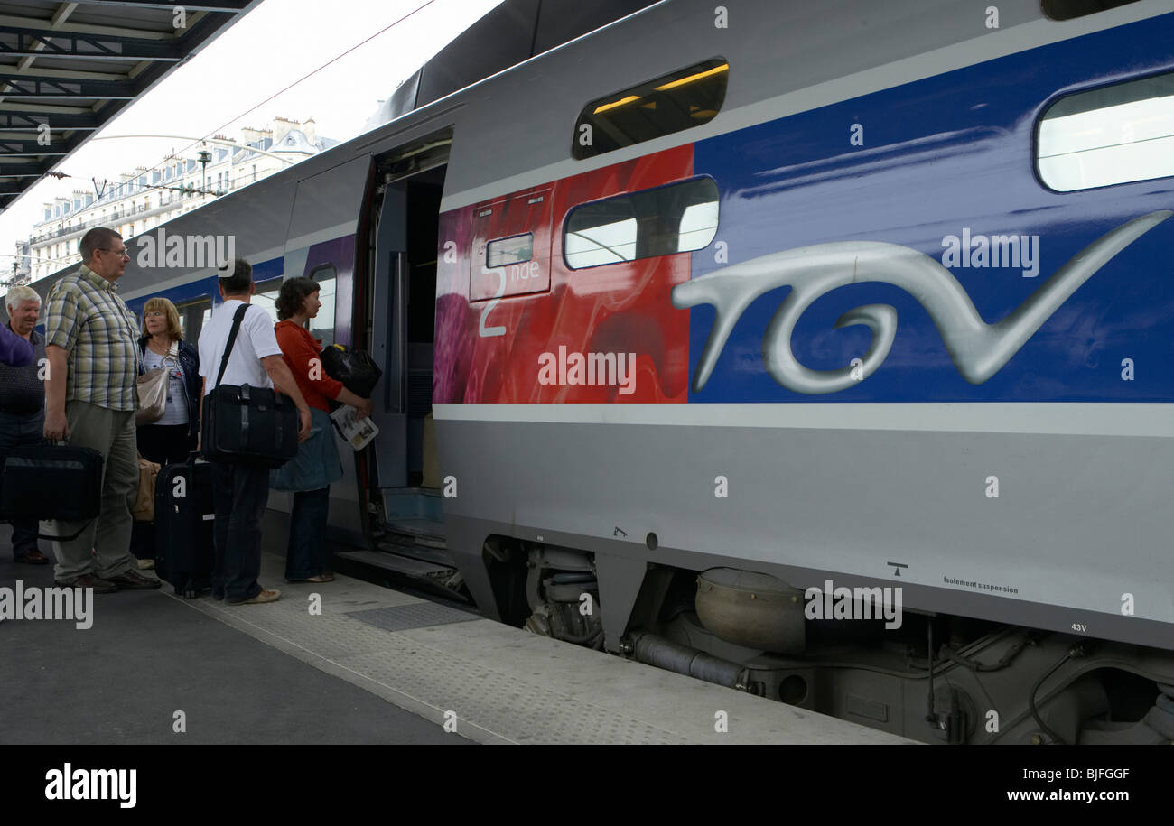 Un treno TGV in su una stazione in Parigi, Francia Foto Stock