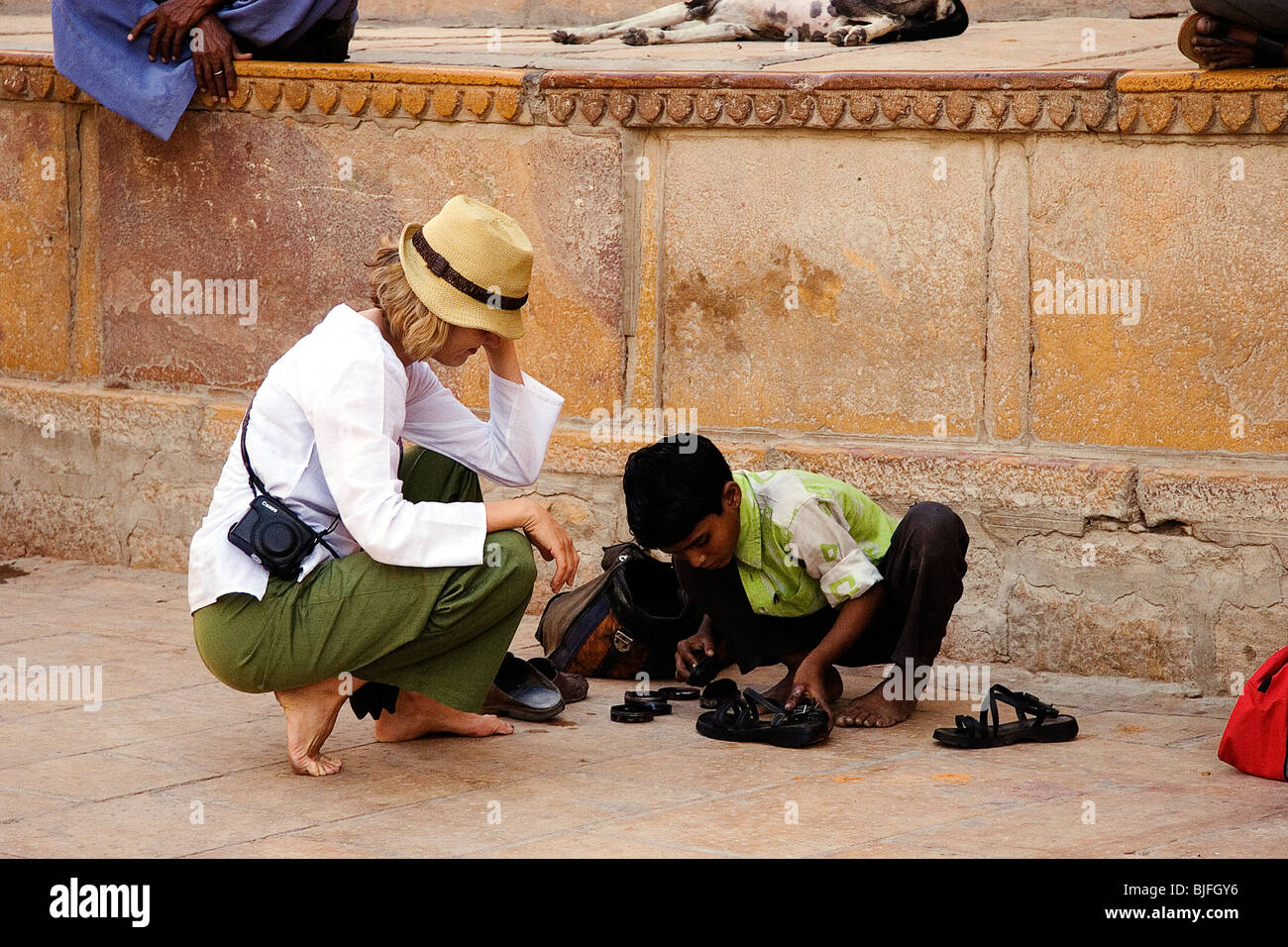Ragazzo sciuscià a Jaisalmer fort, Rajasthan, India Foto Stock