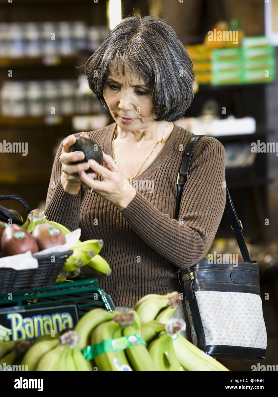 Senior donna al supermercato Foto Stock