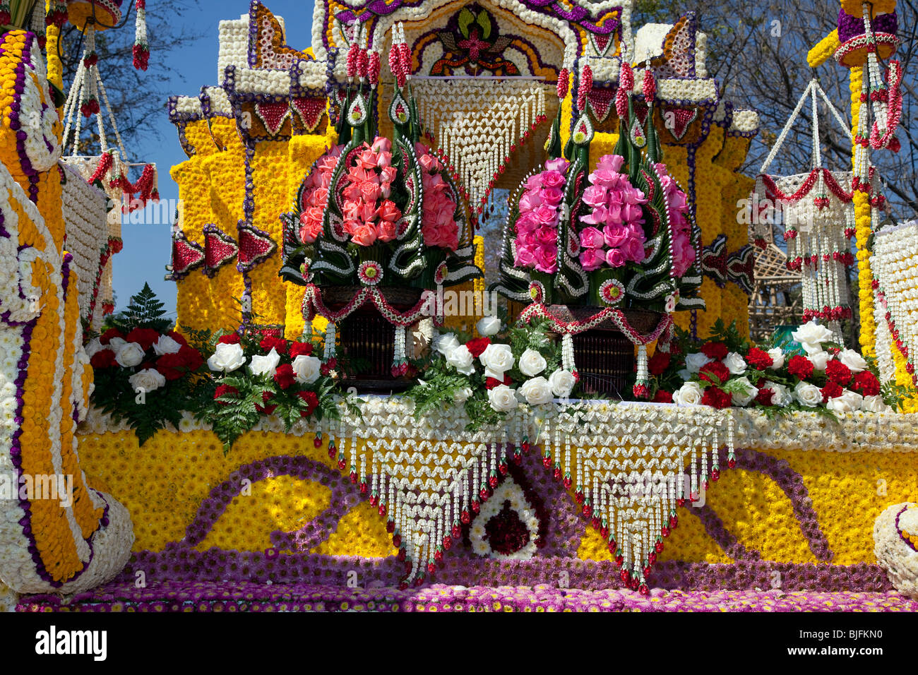 Chiangmai Flower display, arte floreale antica e moderna decorata allegramente, sfilata di carri fatti con fiori colorati; Chiang mai, Thailandia Foto Stock