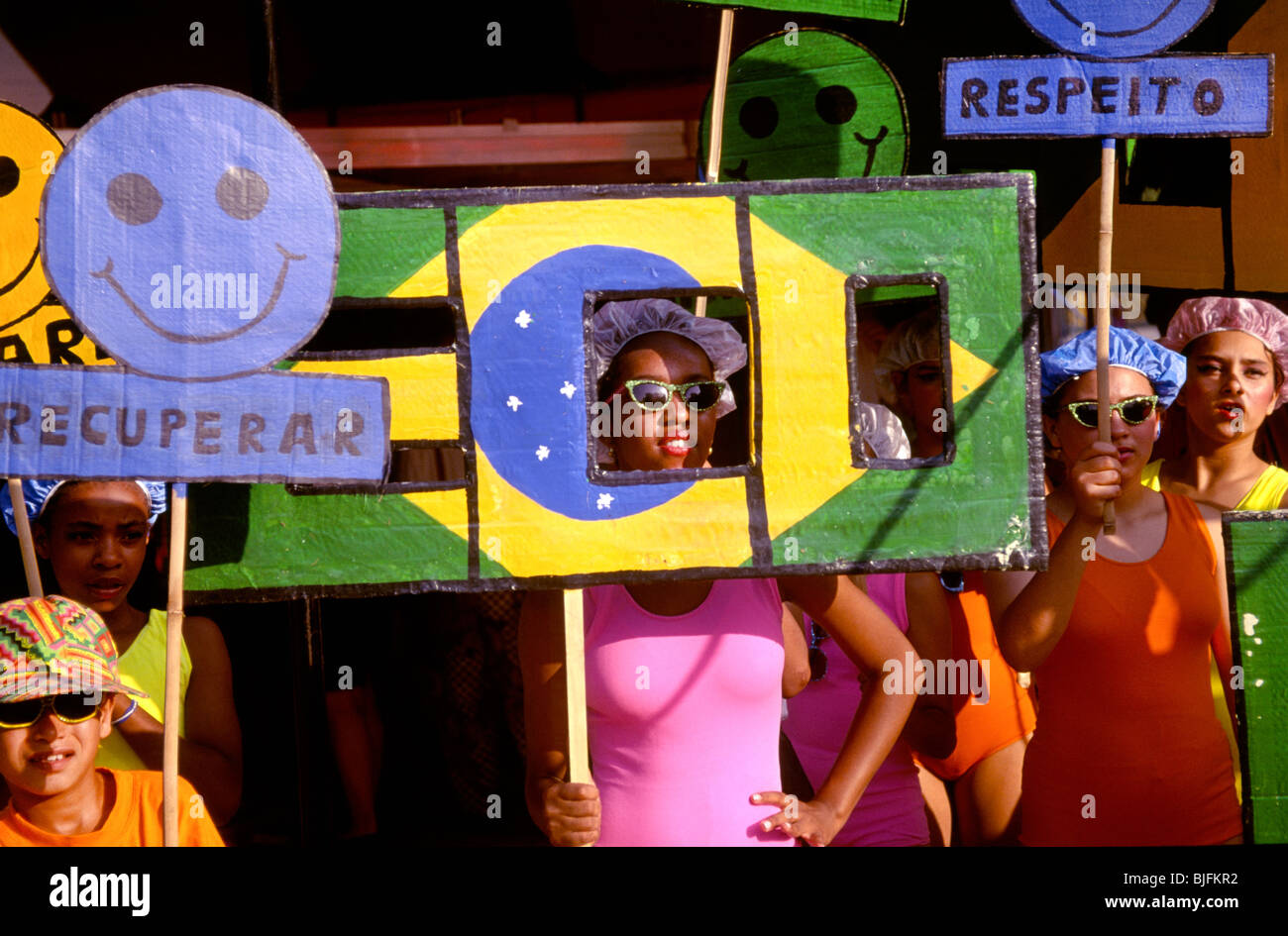 Segno Eco detenute da ex bambini di strada, Rio, Brasile, al vertice della Terra, Sud America. Foto Stock