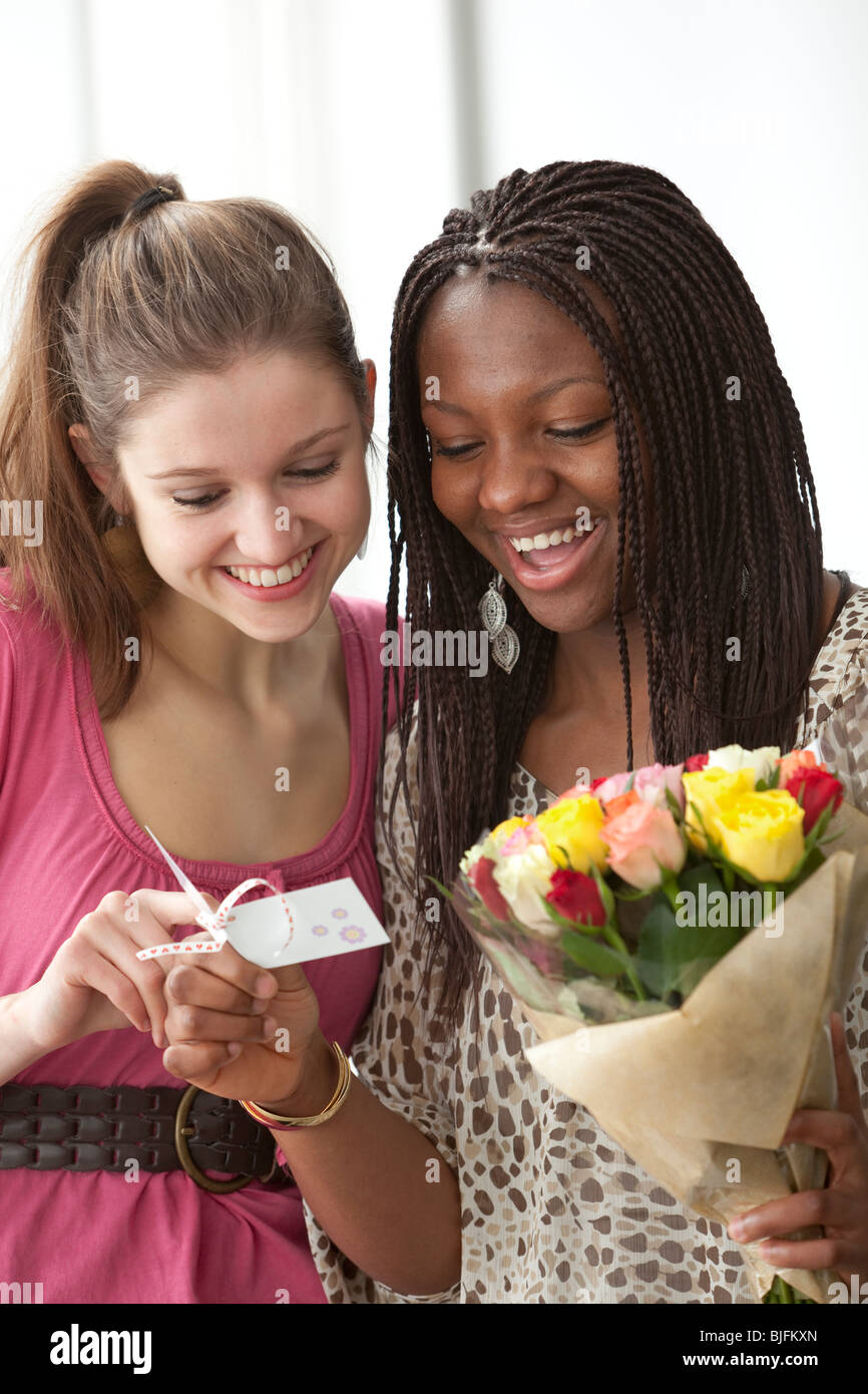 Le ragazze adolescenti chiedendo chi inviare loro un mazzo di fiori Foto Stock