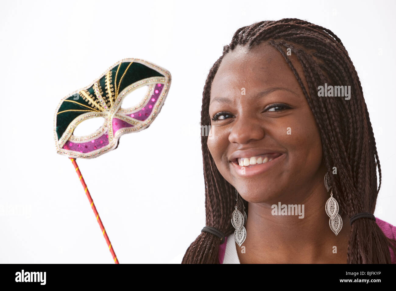 Afro American ragazza adolescente con una maschera Veneziana Foto Stock