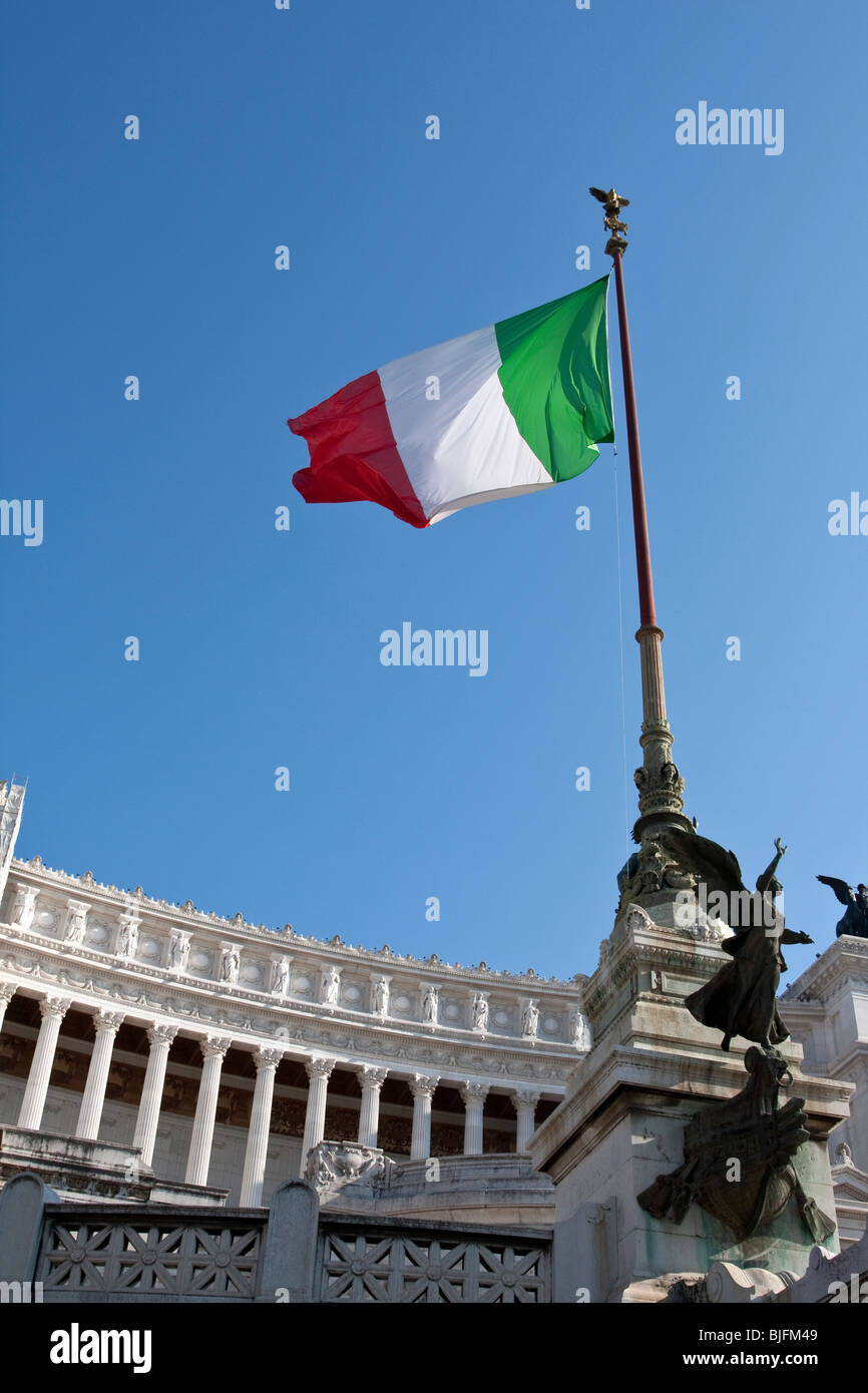 Il Vittoriano, Altare delle patria. Monumento fascista. Bandiera italiana presso l' altare della patria' monumento. Roma, Italia Foto Stock