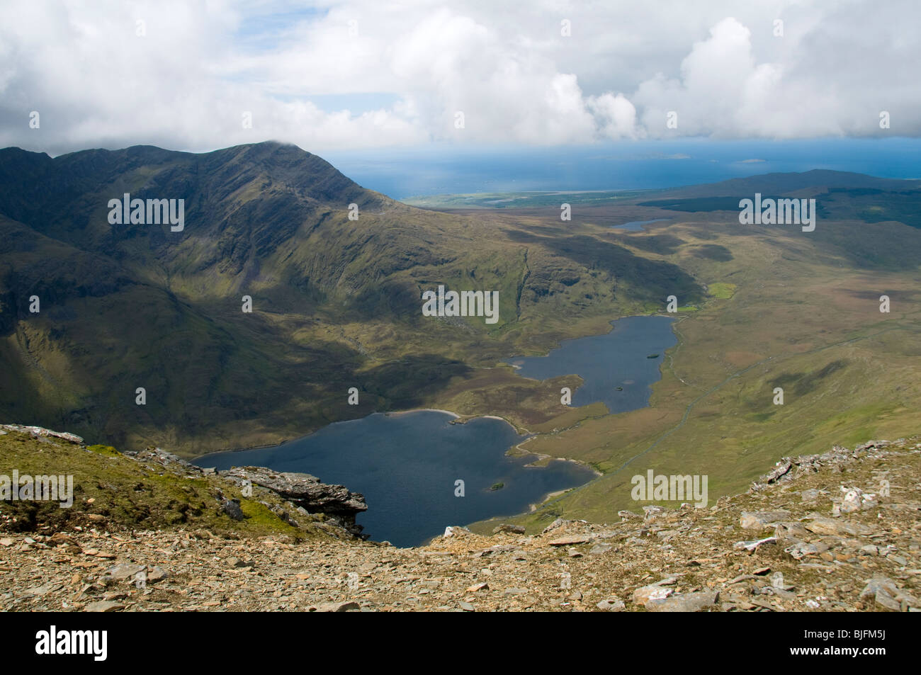 Monte Mweelrea oltre Doo Lough pass, dalle montagne Sheeffry west top, County Mayo, Irlanda Foto Stock