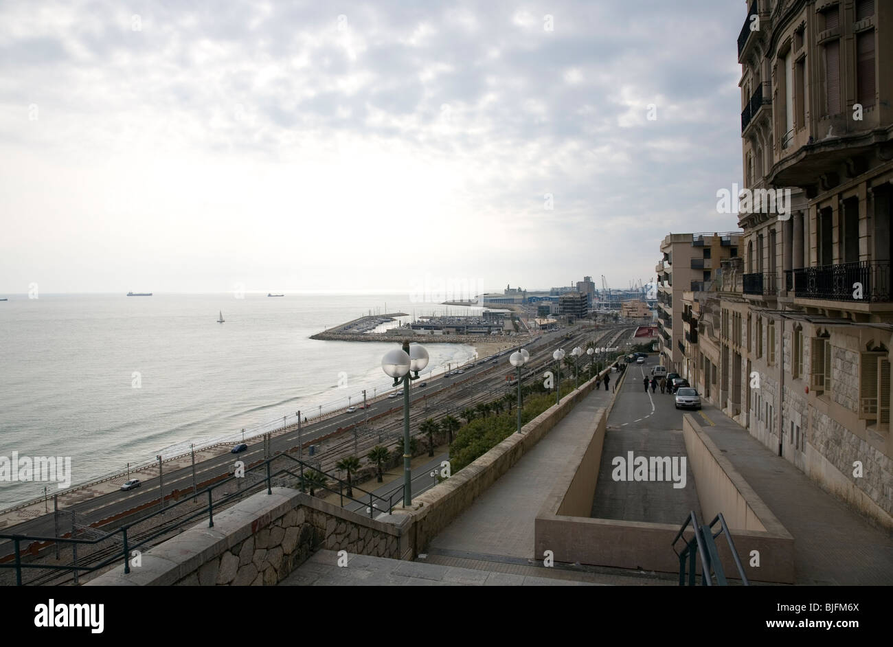 Vista da Balcó de Mediterrani verso la ferrovia e il mare, Tarragona Foto Stock