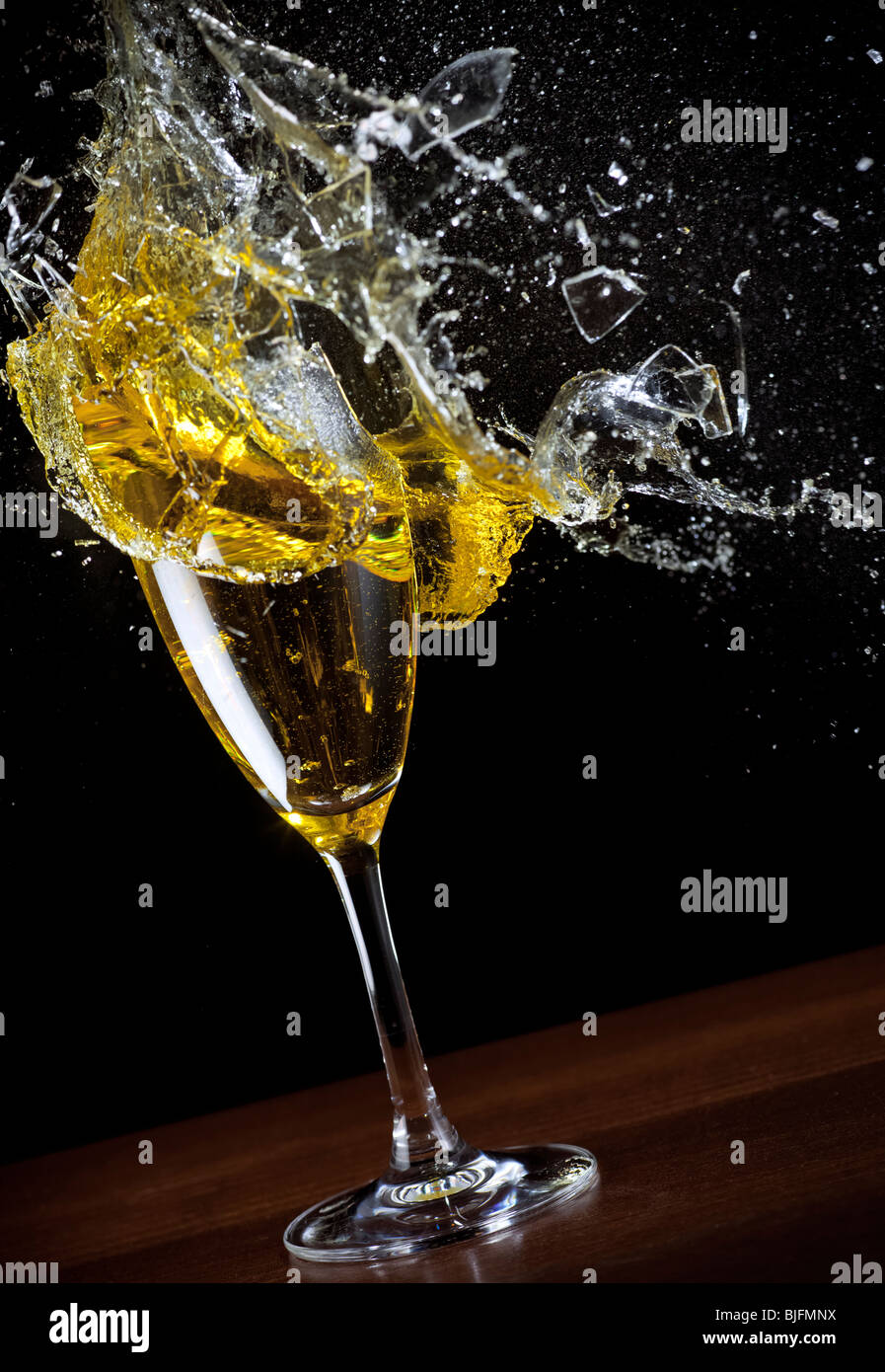 In frantumi un bicchiere di champagne Foto stock - Alamy