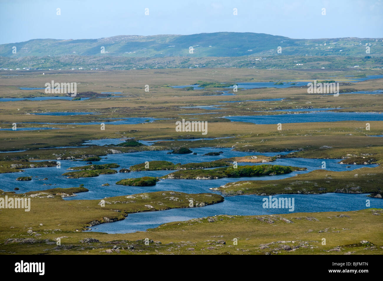 Roundstone Bog dalla montagna Erresbeg, nei pressi di Roundstone, Connemara, nella contea di Galway, Irlanda Foto Stock