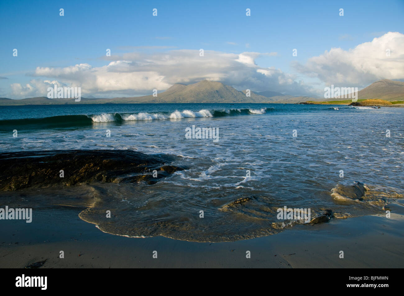 Mweelrea Mountain, da Renvyle Beach, Connemara, nella contea di Galway, Irlanda Foto Stock