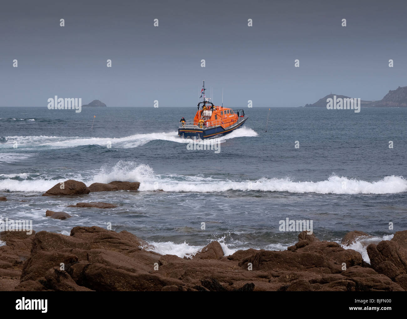 Scialuppa di salvataggio lanciare a Sennen Cove Cornwall Inghilterra Foto Stock