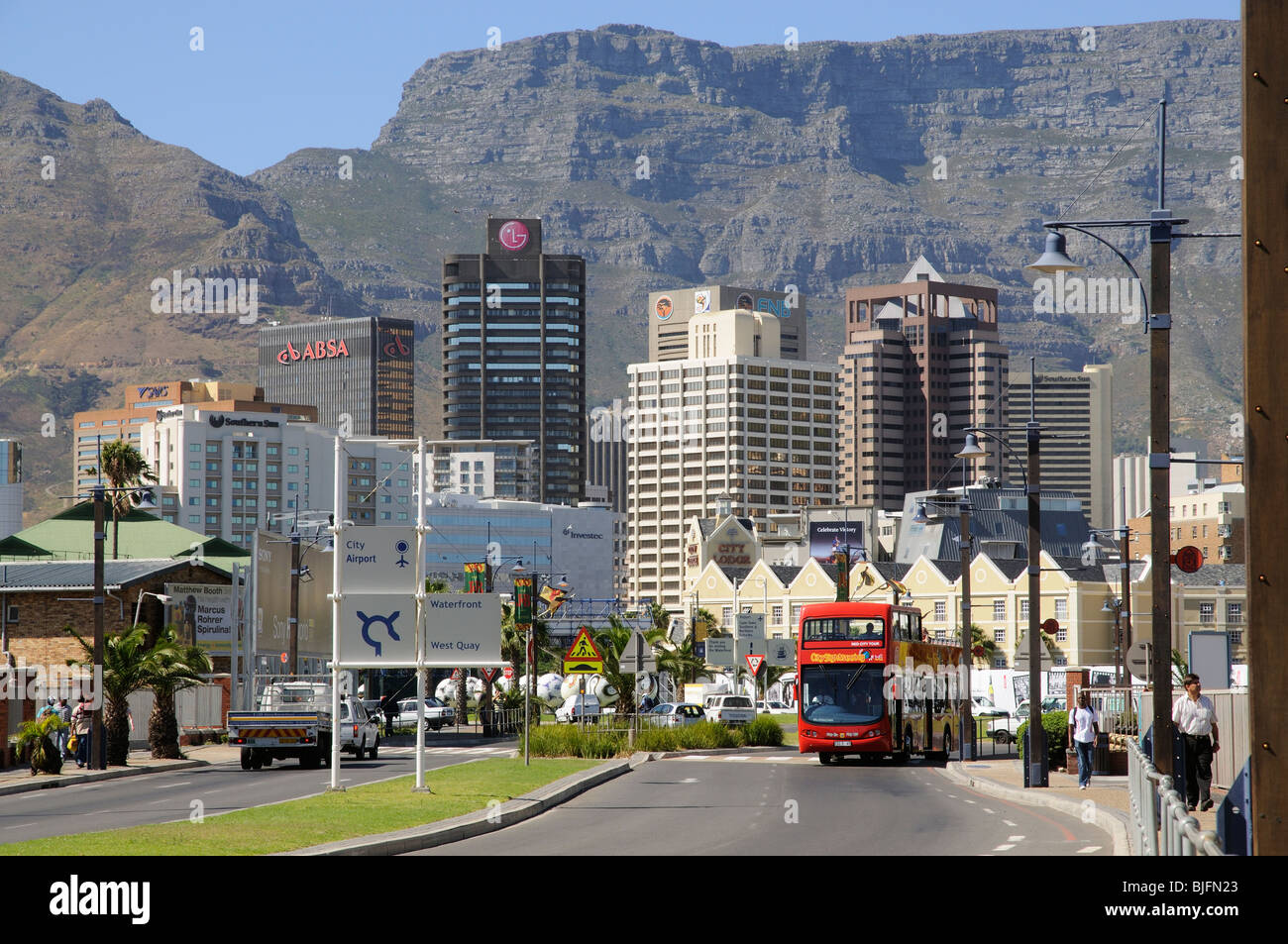 Red autobus turistico hop on hop off nel centro di Città del Capo Sud Africa Foto Stock