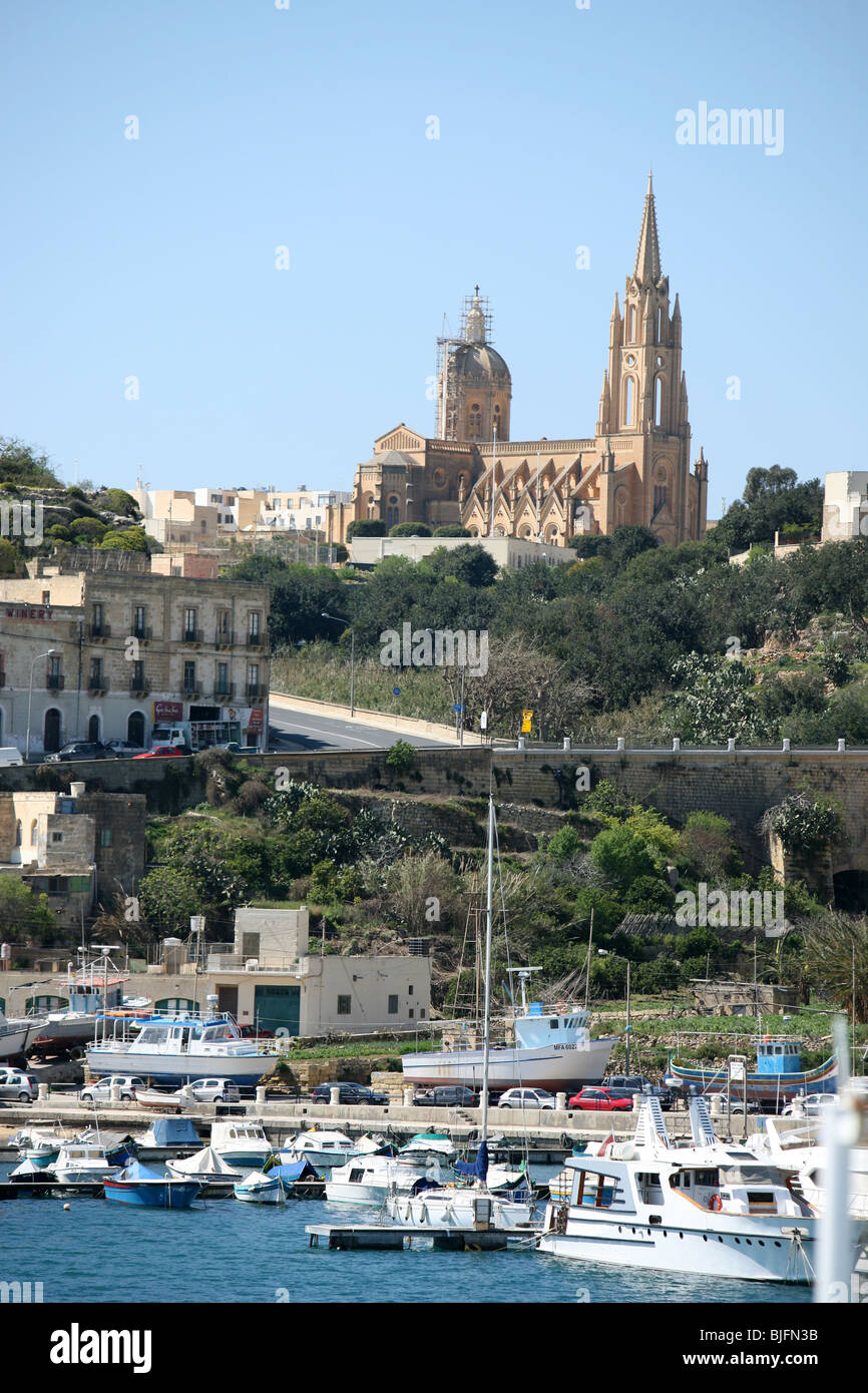 In arrivo nel porto di Ghajnsielem o Mgarr a Gozo un'isola nell'arcipelago Maltese Foto Stock