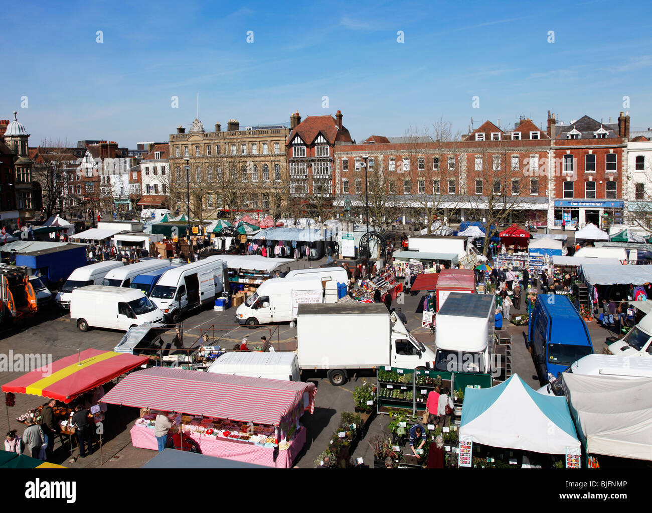 Vista in elevazione al di sopra della piazza del mercato a Salisbury, Wiltshire, Inghilterra Regno Unito il giorno di mercato. Foto Stock