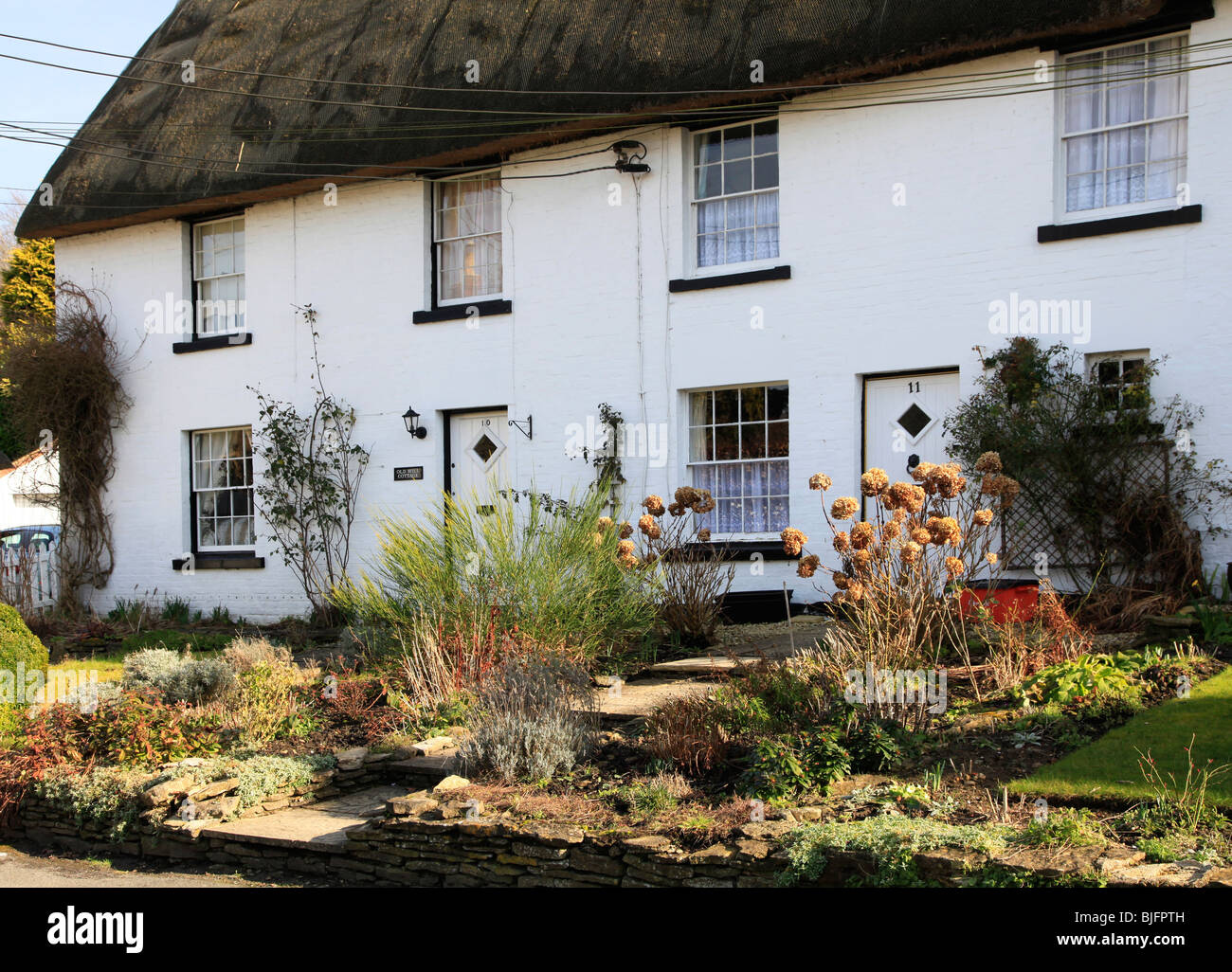 Dipinto di bianco cottage con il tetto di paglia Wiltshire house REGNO UNITO Foto Stock
