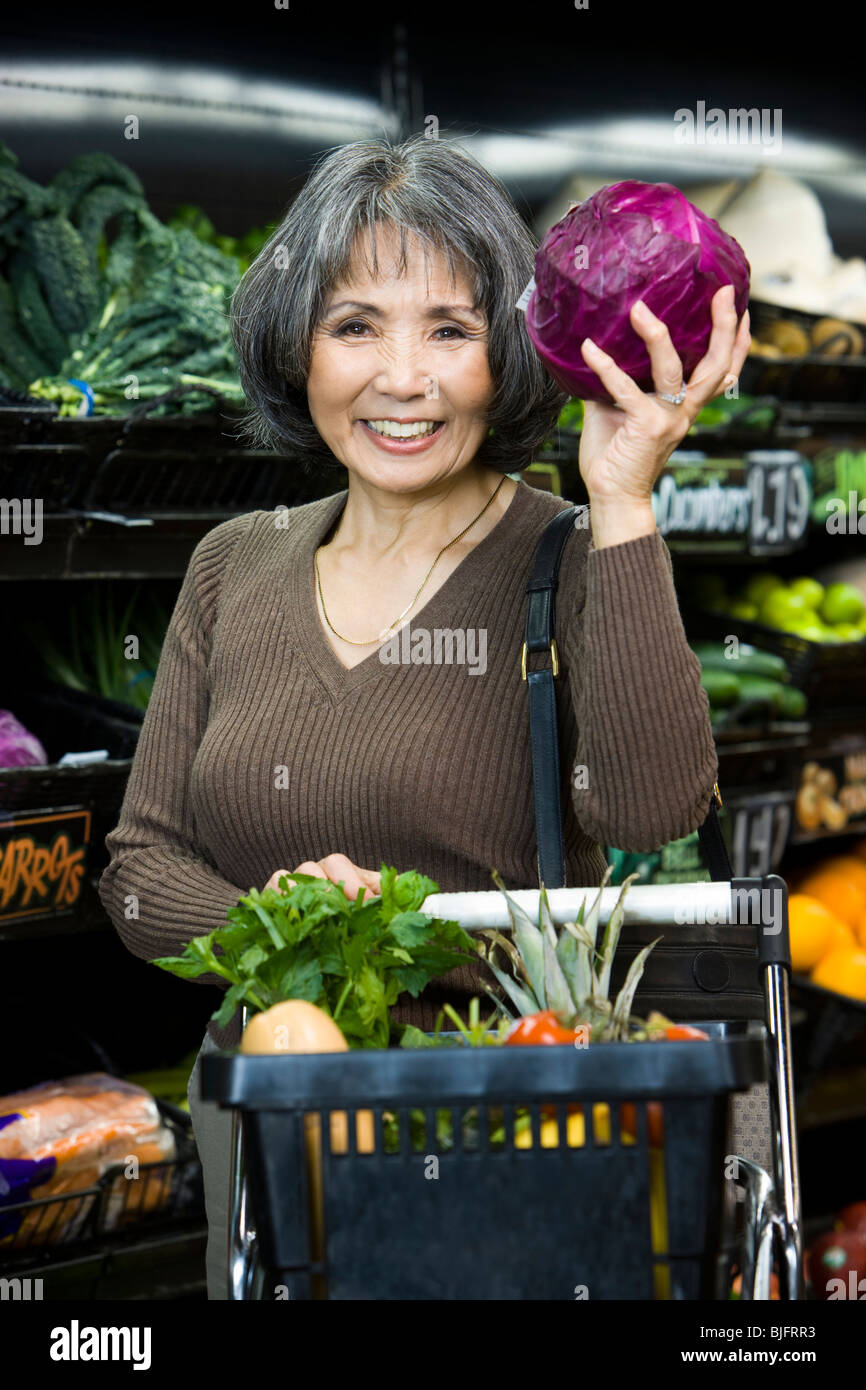 Senior donna al supermercato Foto Stock