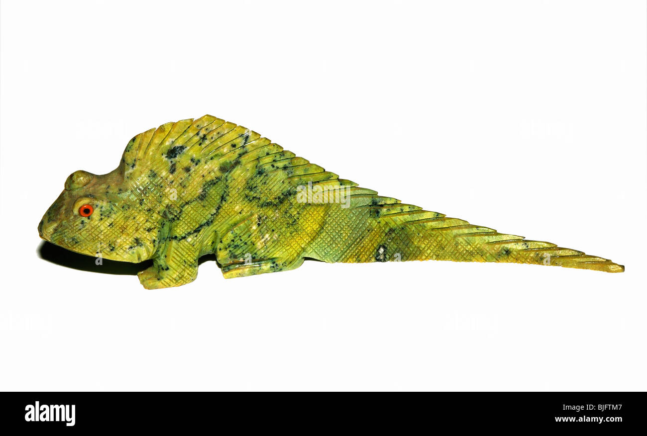 Un Iguana statuetta scolpito in pietra. Scolpito da nero naturale e green crystal serpentina. Foto Stock