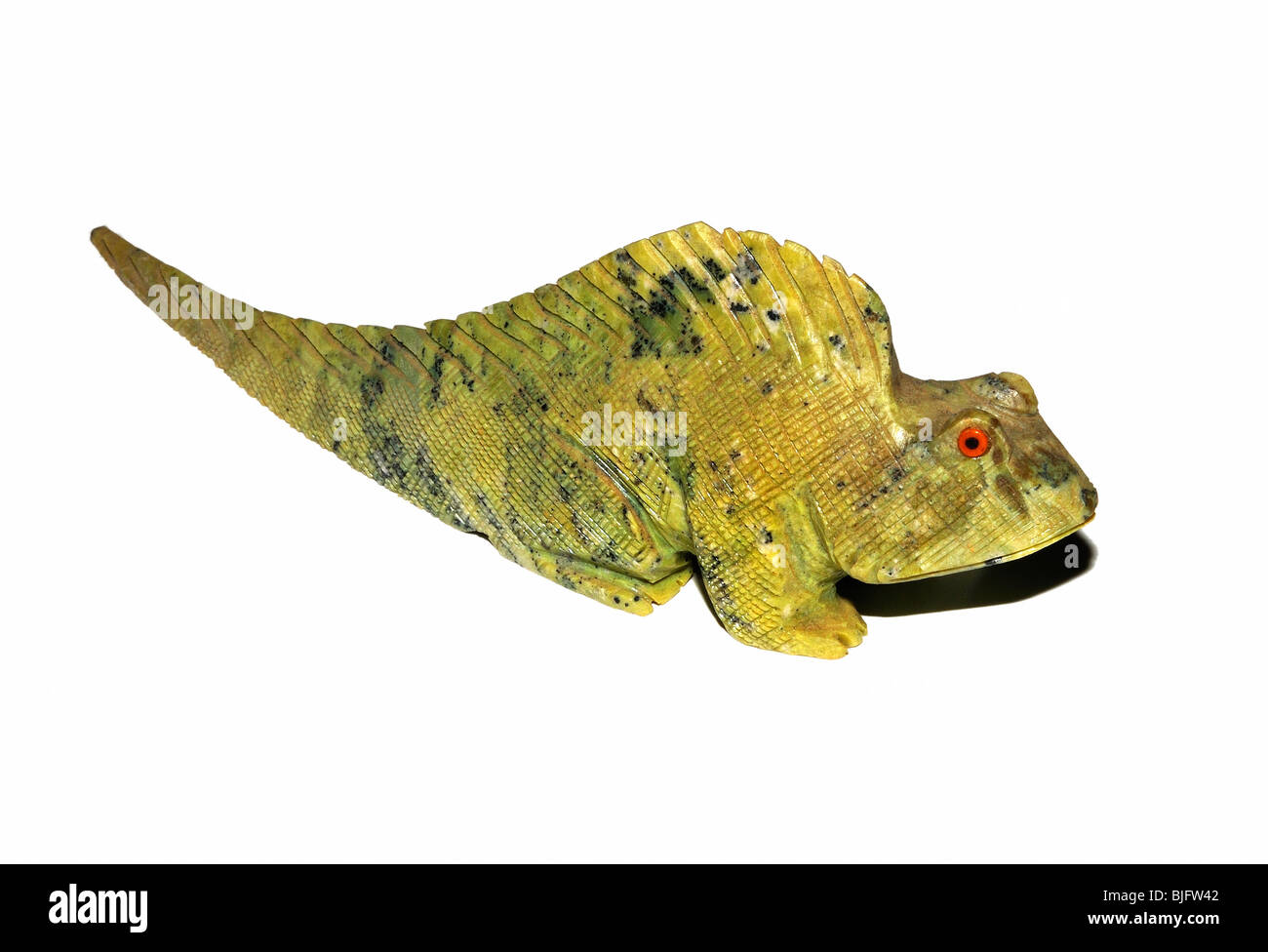 Un Iguana statuetta scolpito in pietra. (Nero naturale e green crystal serpentine) Foto Stock