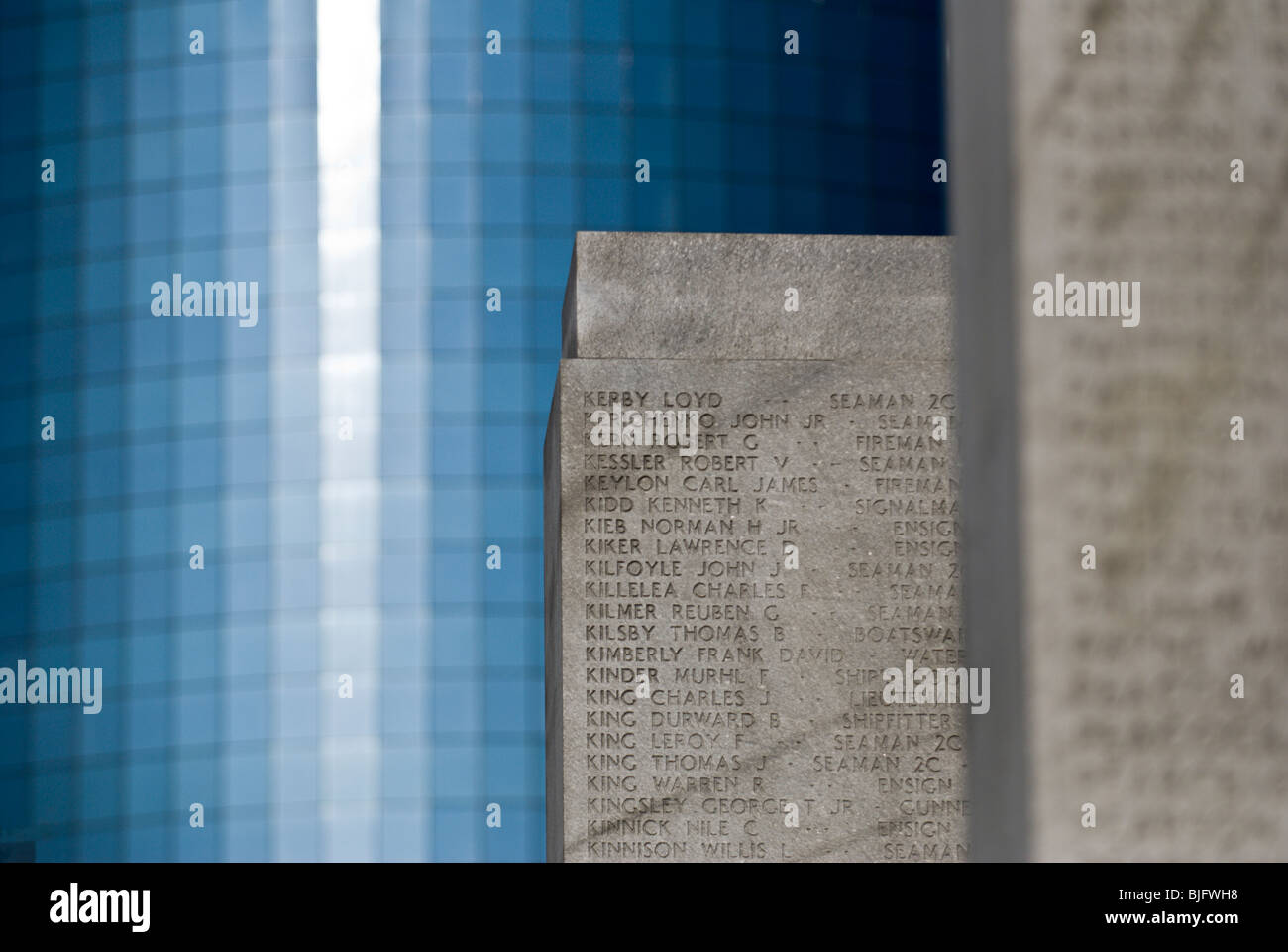 Guerra Mondiale 2 Memorial - Battery Park New York New York. Immagine astratta con vetro blu grattacielo in background. Foto Stock
