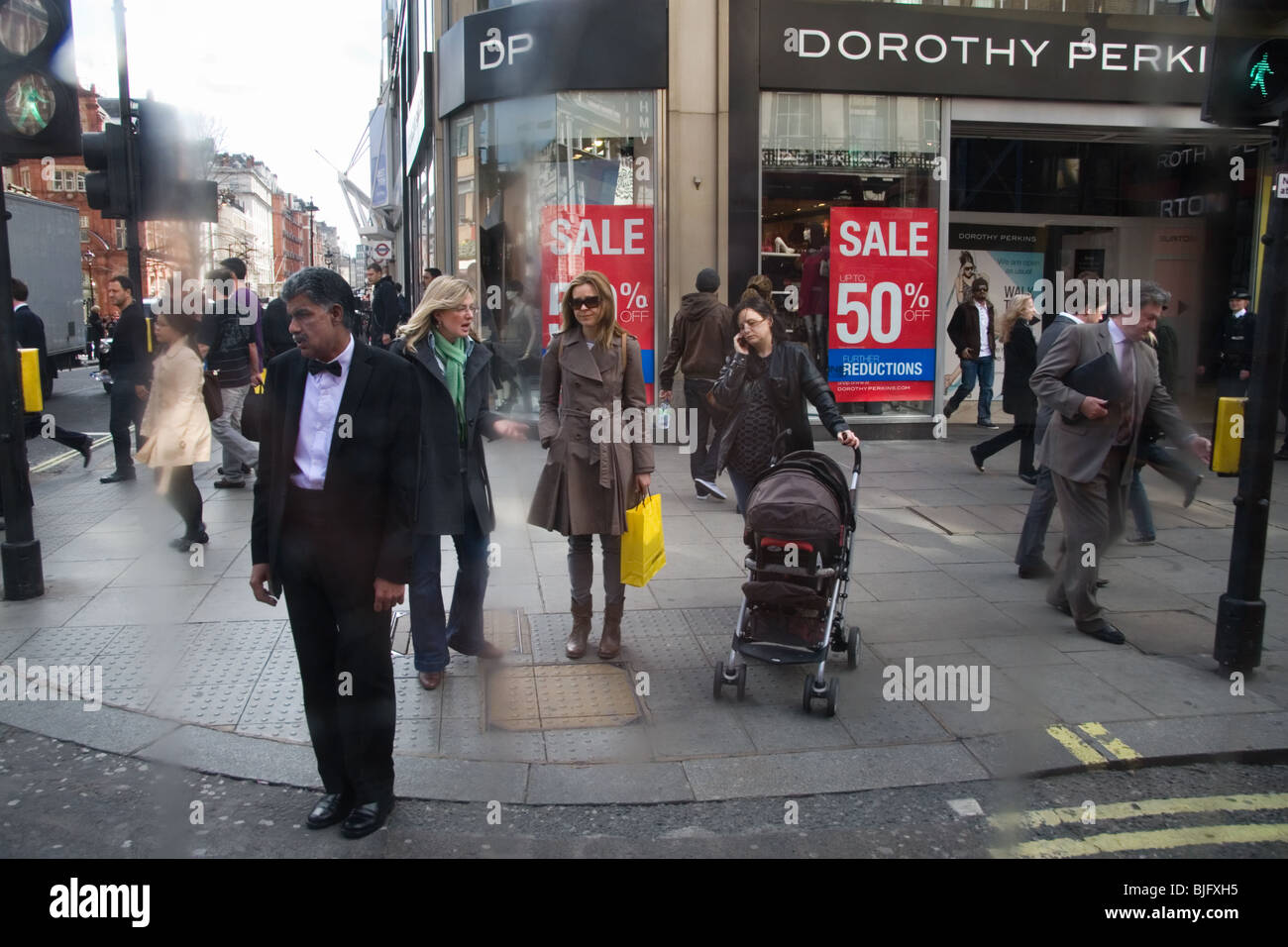 Persone in Oxford Street, Londra, in attesa di attraversare la strada Foto Stock