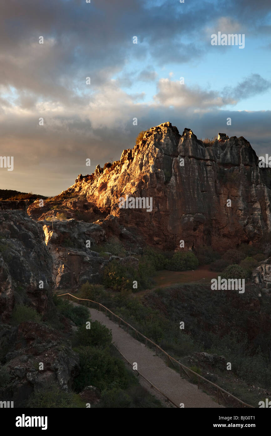 I raggi solari sono riflessi al tramonto in montagna. Cerro del Hierro, Sevilla, Spagna Foto Stock