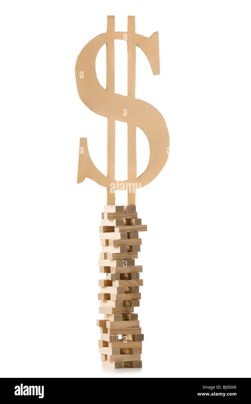 Simbolo del dollaro arroccato su una torre di blocchi Foto Stock